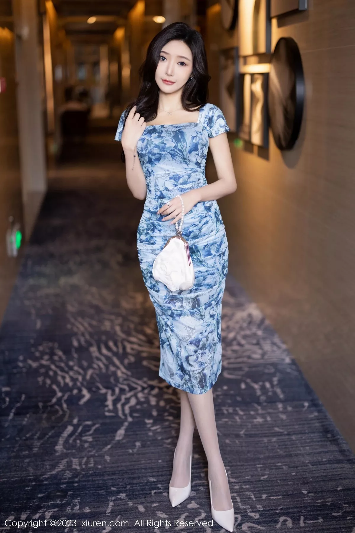 秀人集.com_[XiuRen秀人网]No.6812_女神王馨瑶yanni性感花色连衣裙露白色内衣配超薄肉丝诱惑写真85P