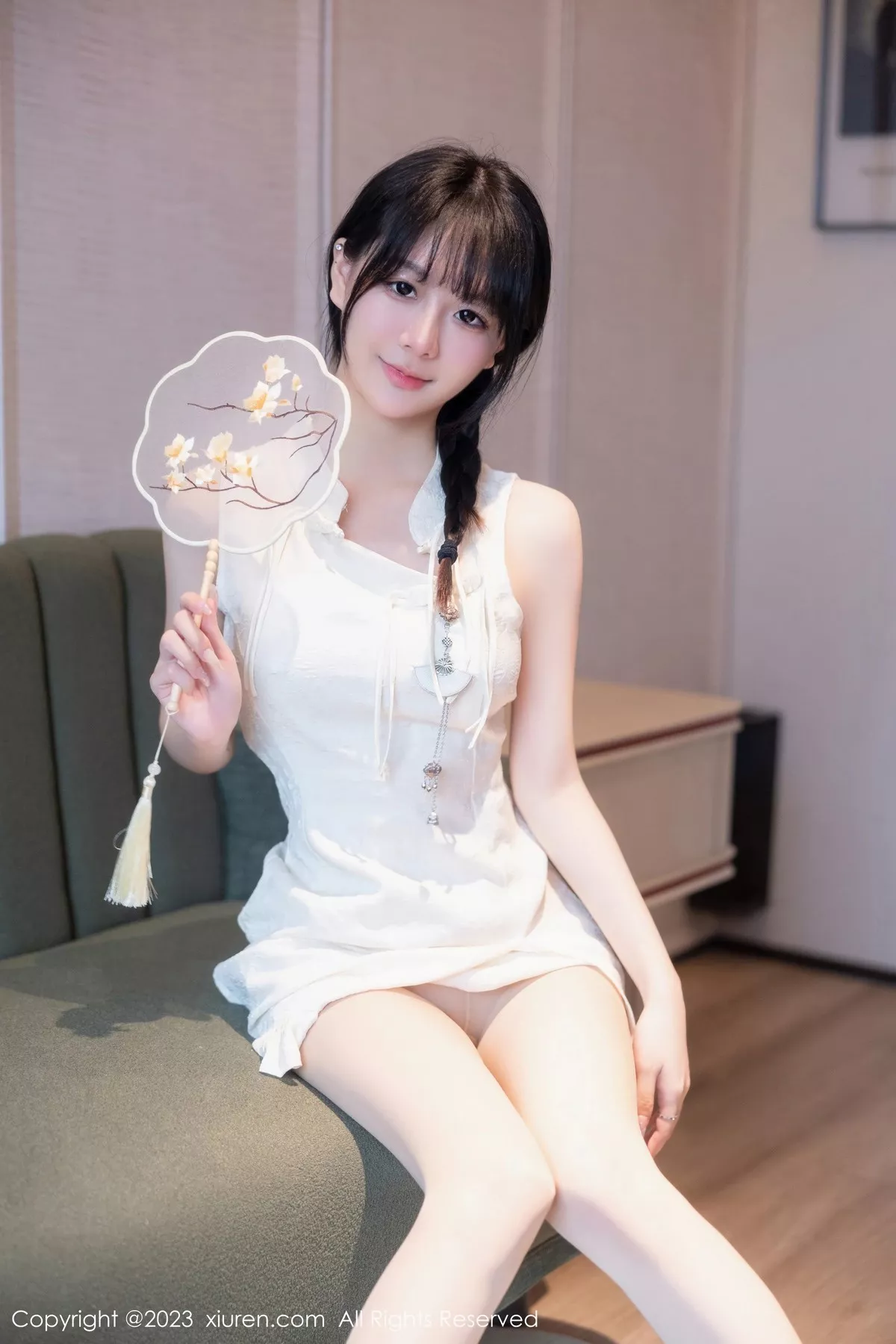 秀人集.com_[XiuRen秀人网]No.6813_模特幼幼性感白色旗袍服饰配原色丝袜秀完美身材撩人诱惑写真80P