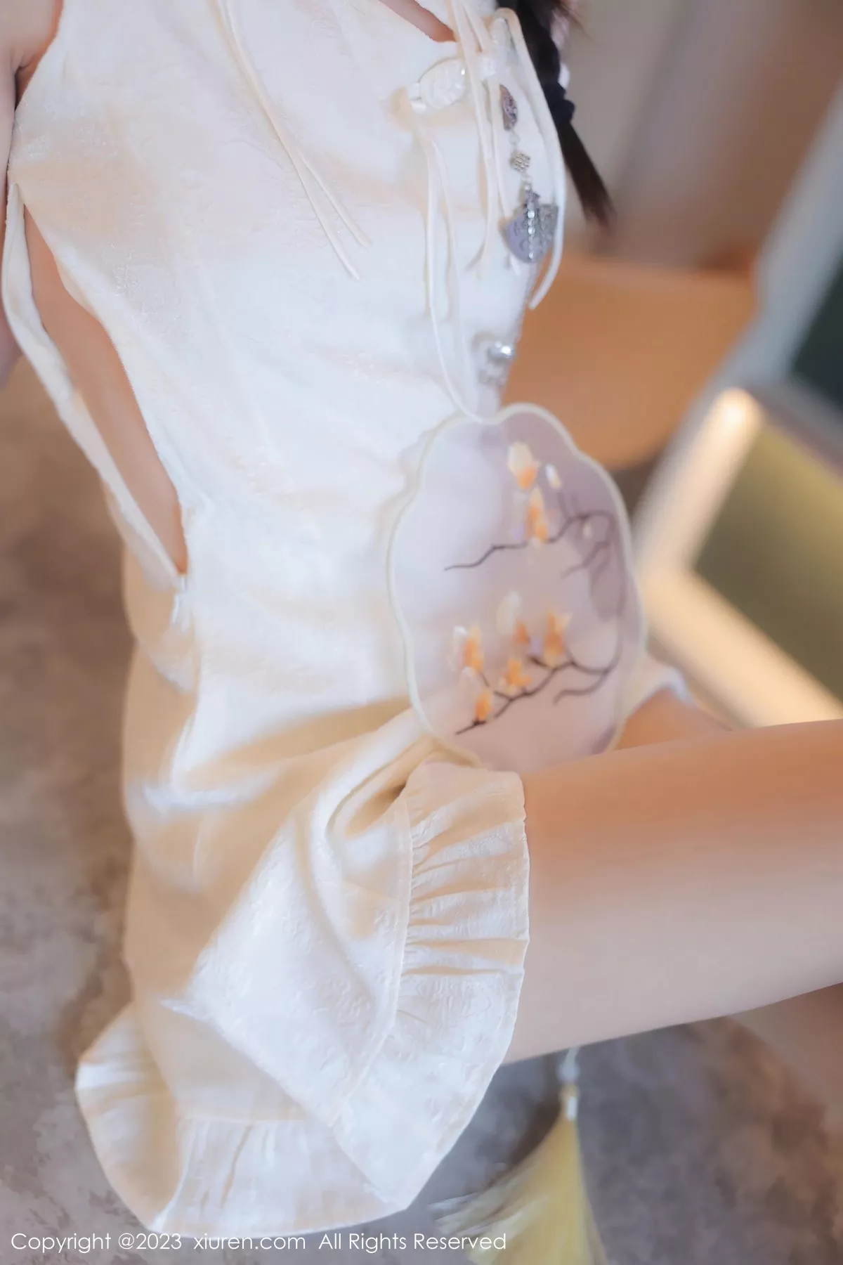 秀人集.com_[XiuRen秀人网]No.6813_模特幼幼性感白色旗袍服饰配原色丝袜秀完美身材撩人诱惑写真80P