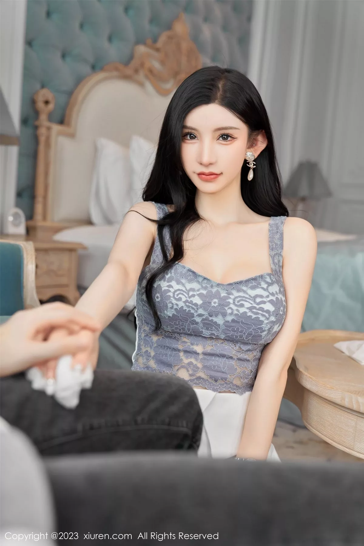 秀人集.com_[XiuRen秀人网]No.6811_女神周于希Sally性感吊带短裙配超薄肉丝秀曼妙身姿诱惑写真100P