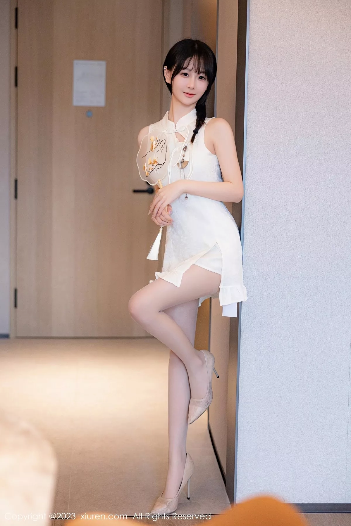 秀人集.com_[XiuRen秀人网]No.6813_模特幼幼性感白色旗袍服饰配原色丝袜秀完美身材撩人诱惑写真80P