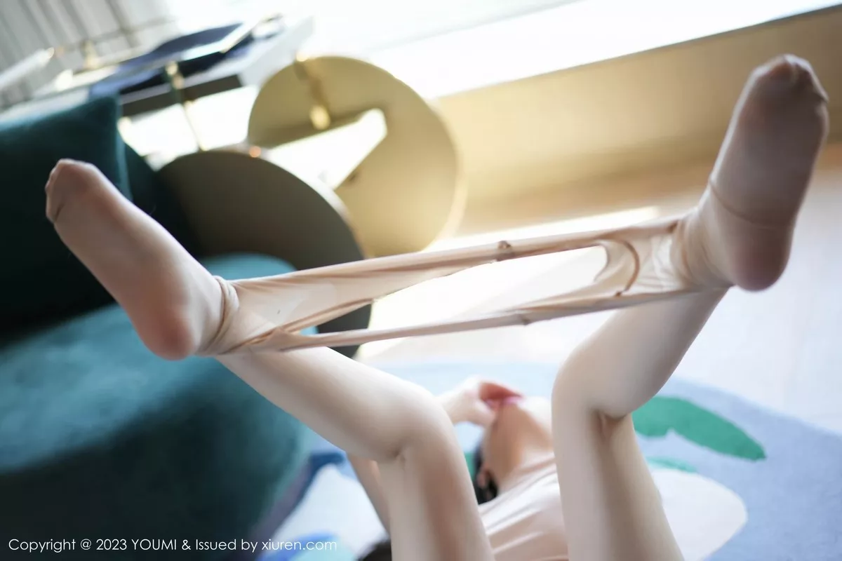 秀人集.com_[YouMi尤蜜荟]Vol.957_女神Carol周妍希性感杏色露肩裙配原色丝袜秀丰满身材诱惑写真80P