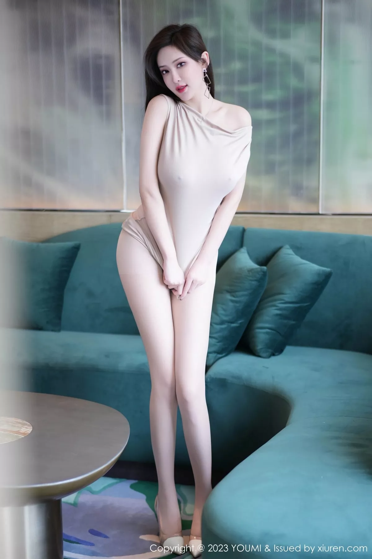 秀人集.com_[YouMi尤蜜荟]Vol.957_女神Carol周妍希性感杏色露肩裙配原色丝袜秀丰满身材诱惑写真80P