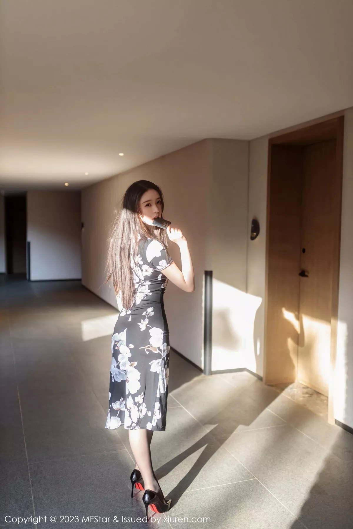 秀人集.com_[MFStar模范学院]Vol.630_模特小波多性感黑色带图案旗袍配超薄黑丝秀苗条身材诱惑写真54P