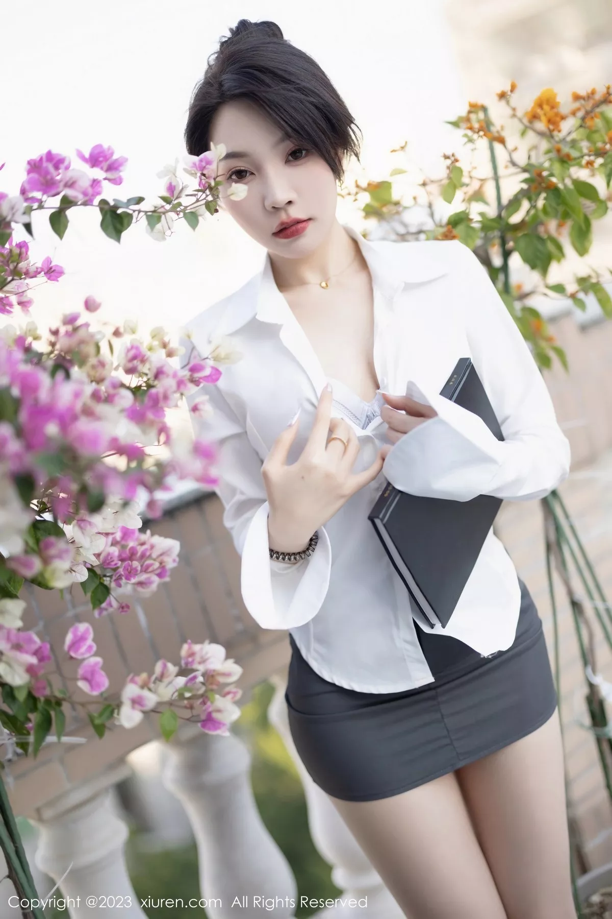 秀人集.com_[XiuRen秀人网]No.7002_女神徐莉芝Booty白上衣配灰短裙露浅色内衣秀曼妙身姿诱惑写真84P