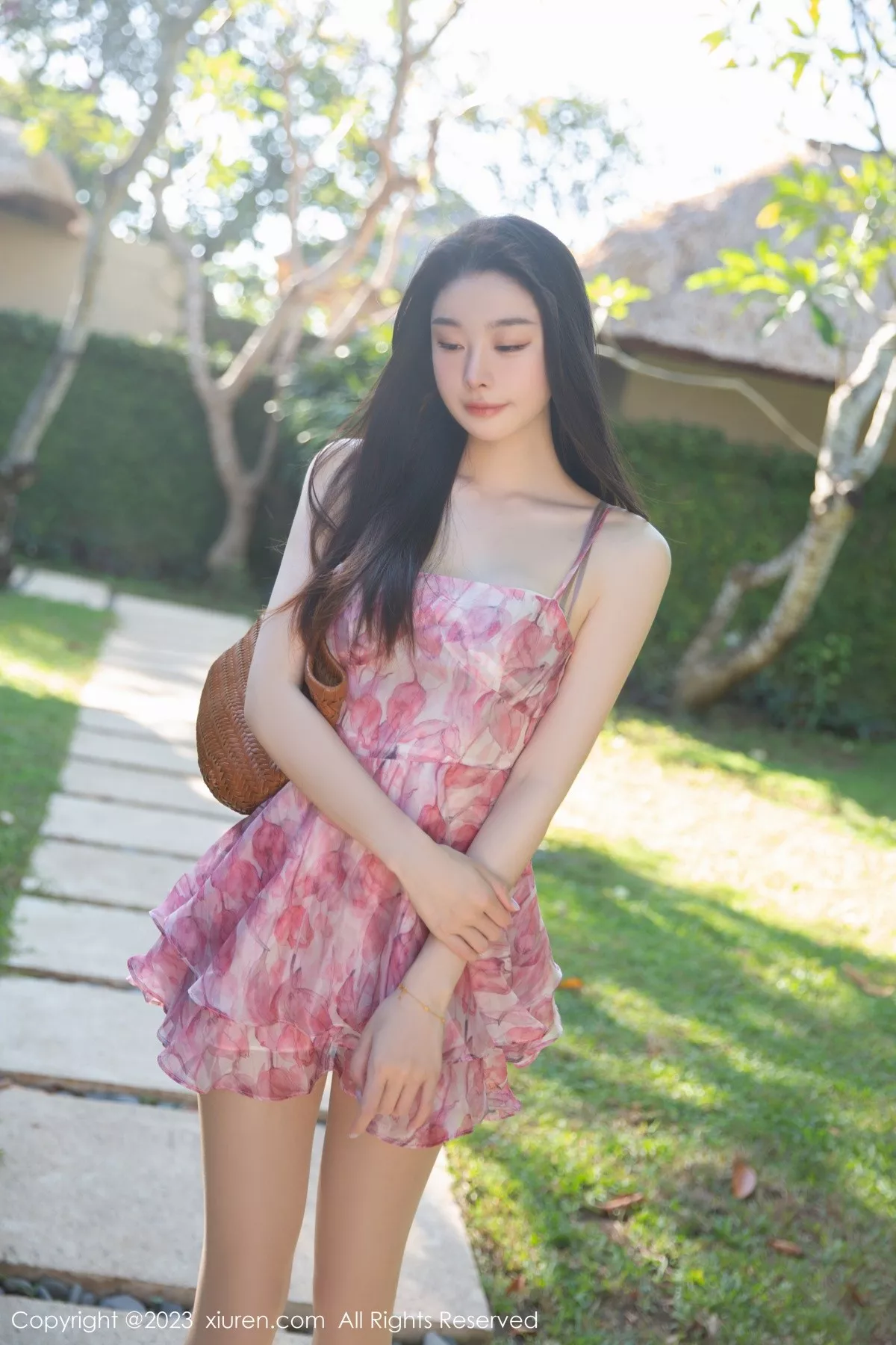 秀人集.com_[XiuRen秀人网]No.7006_模特是小逗逗性感花色吊带短裙配开档肉丝秀曼妙身姿诱惑写真80P