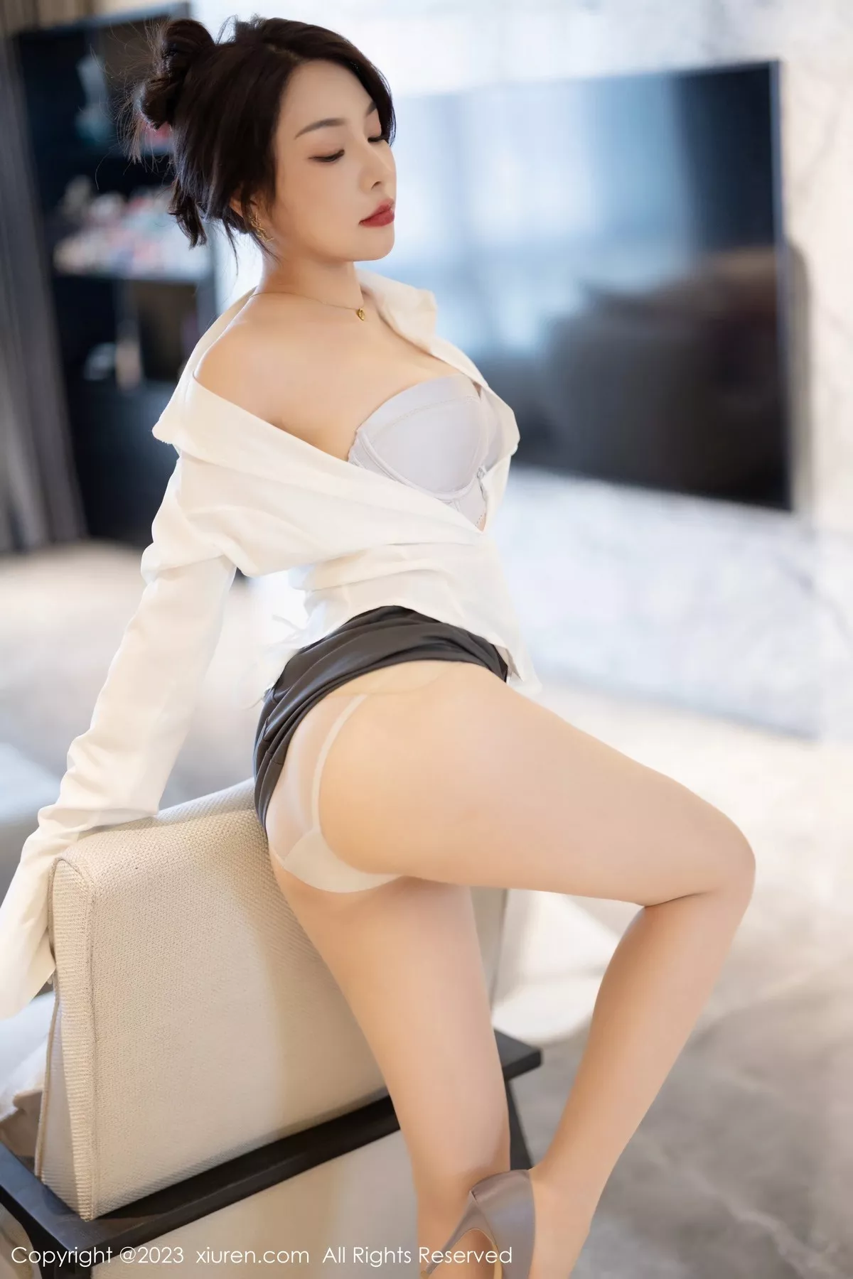 秀人集.com_[XiuRen秀人网]No.7002_女神徐莉芝Booty白上衣配灰短裙露浅色内衣秀曼妙身姿诱惑写真84P