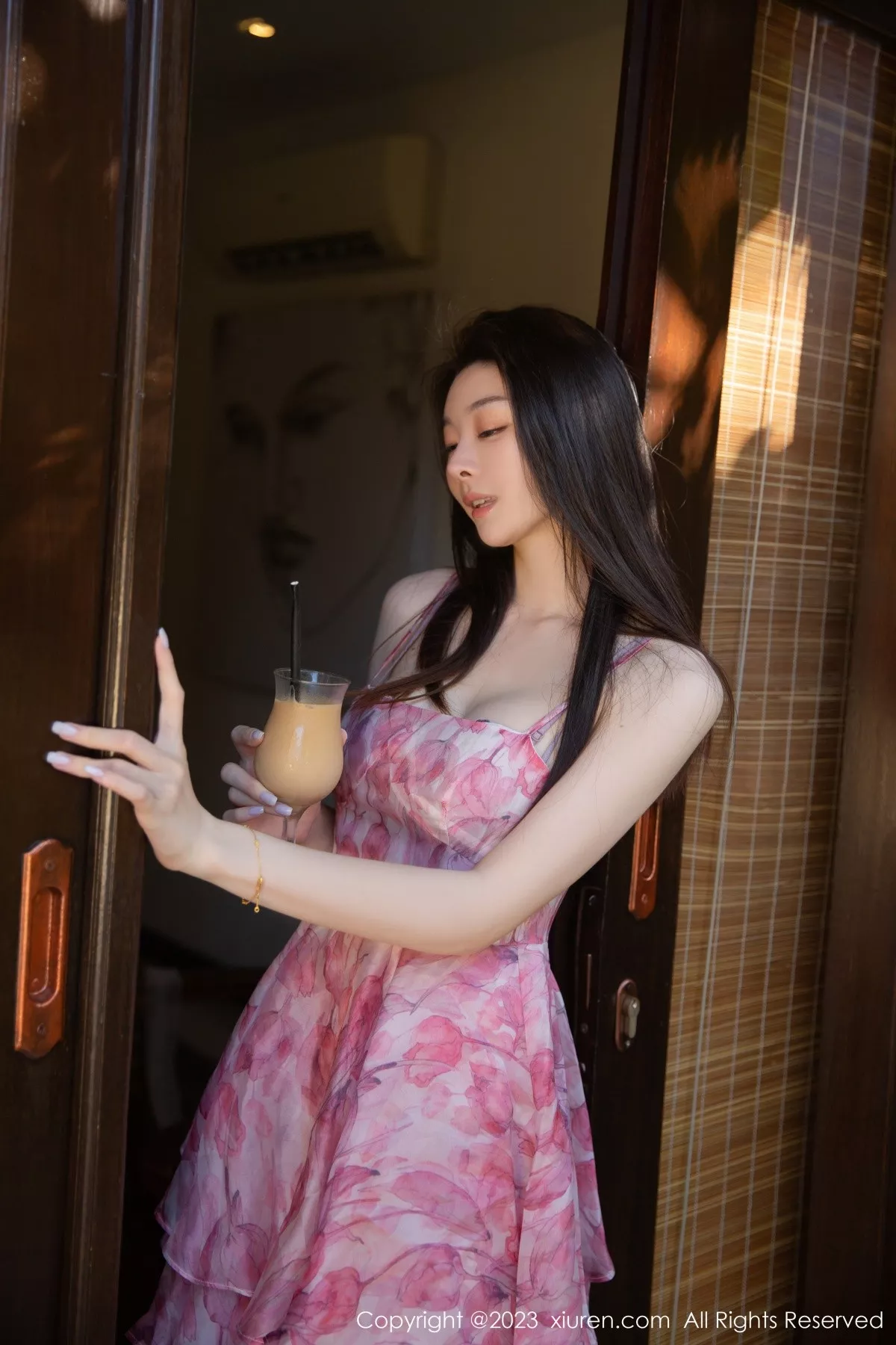 秀人集.com_[XiuRen秀人网]No.7006_模特是小逗逗性感花色吊带短裙配开档肉丝秀曼妙身姿诱惑写真80P