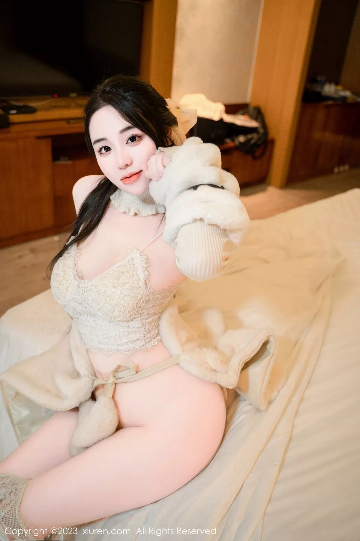 秀人集.com_[XiuRen秀人网]No.7018_模特汐汐爱吃草莓白色毛绒外衣露性感白灰蕾丝内衣撩人诱惑写真68P