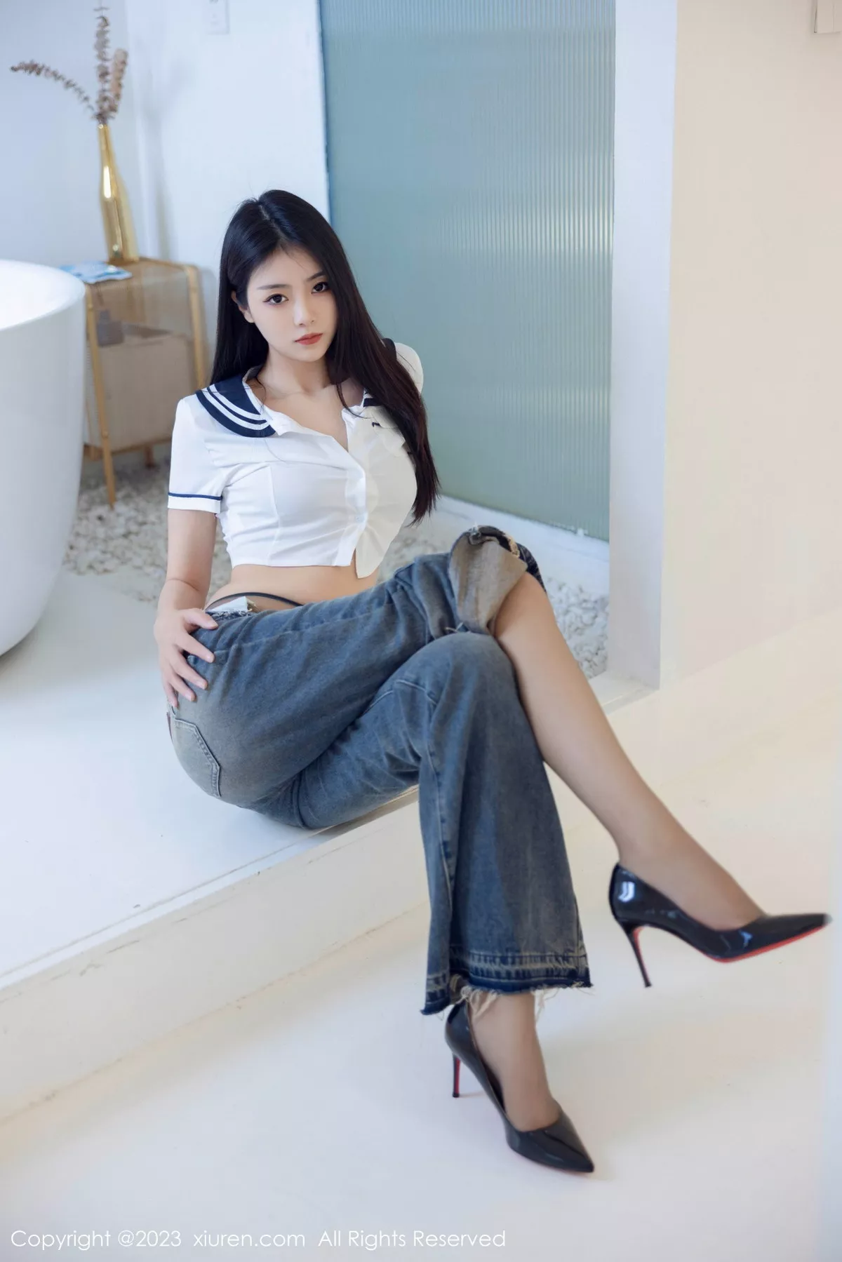 秀人集.com_[XiuRen秀人网]No.7027_模特可乐Vicky白色上衣配牛仔裤露超薄黑丝秀曼妙身姿诱惑写真82P