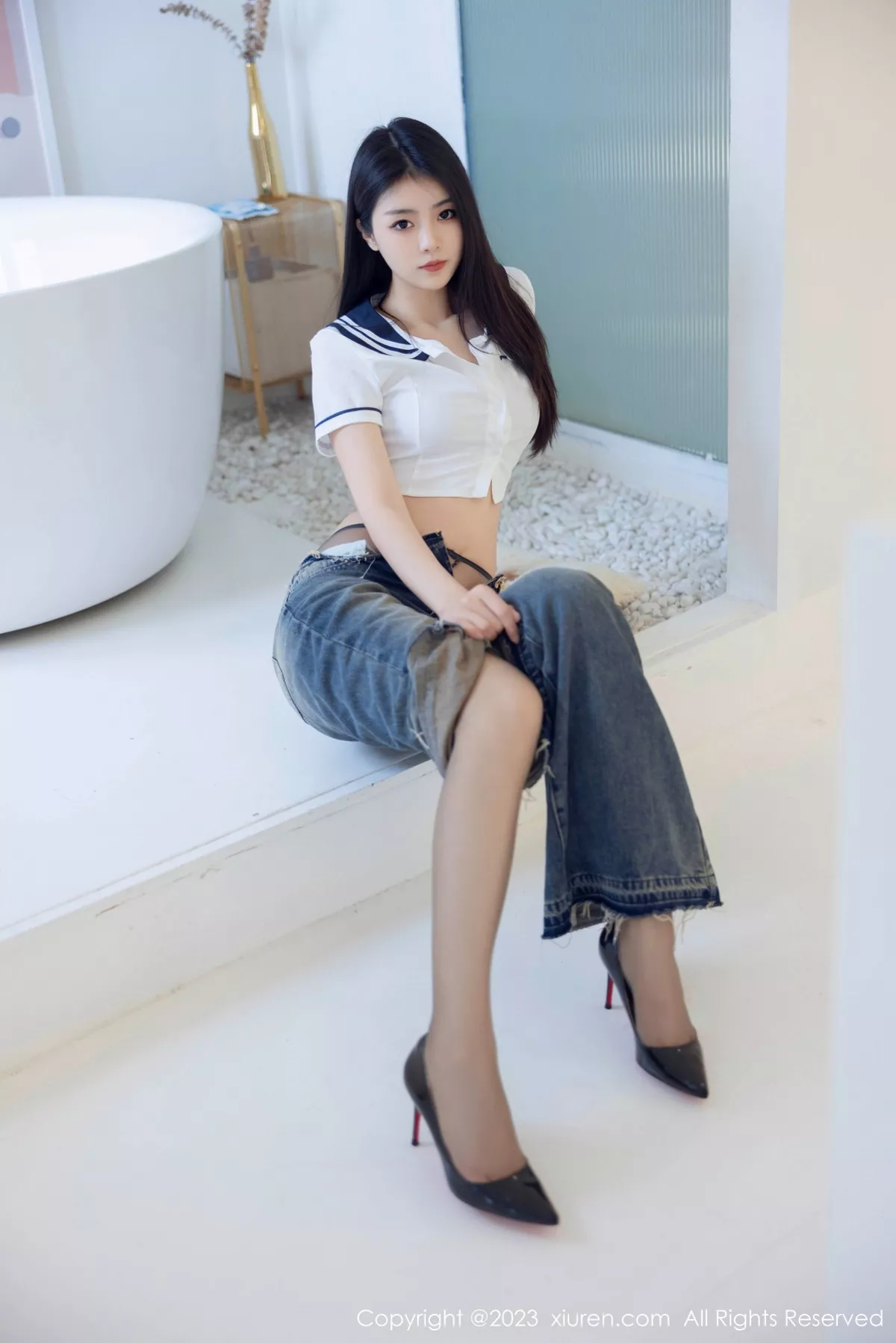 秀人集.com_[XiuRen秀人网]No.7027_模特可乐Vicky白色上衣配牛仔裤露超薄黑丝秀曼妙身姿诱惑写真82P