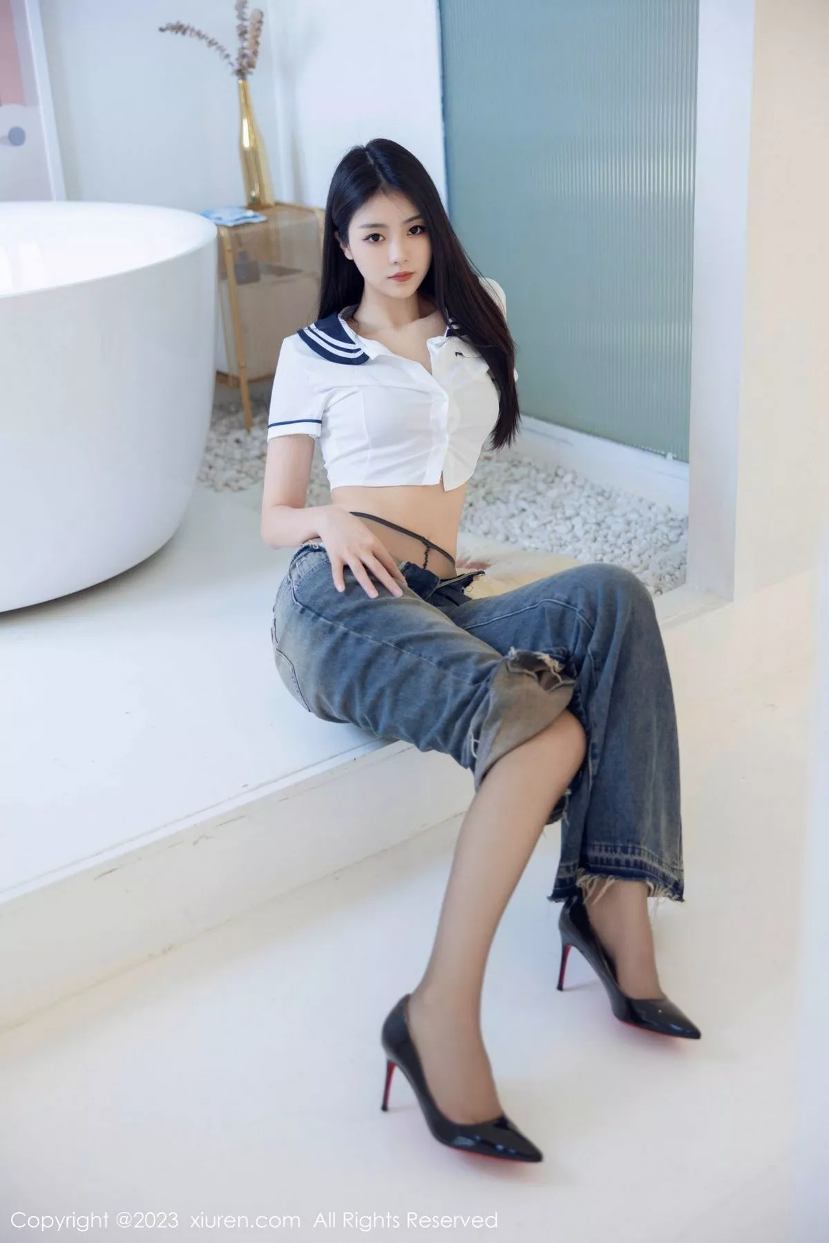 秀人集.com_[XiuRen秀人网]No.7027_模特可乐Vicky白色上衣配牛仔裤露超薄黑丝秀曼妙身姿诱惑写真82P