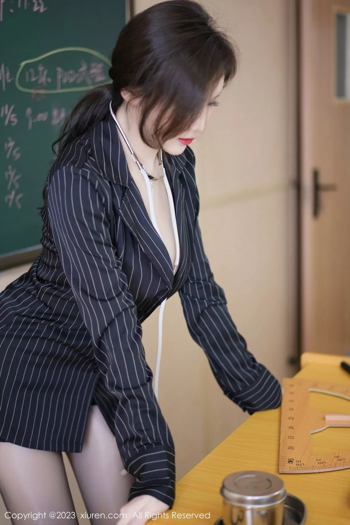 秀人集.com_[XiuRen秀人网]No.7042_女神Carol周妍希深色条纹服饰配黑短裙半脱秀丰满身材诱惑写真73P