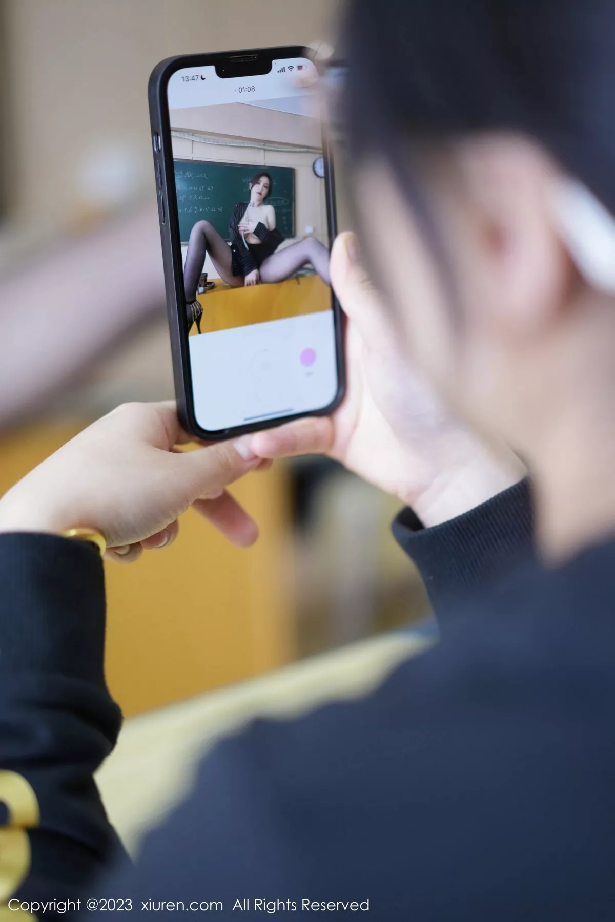 秀人集.com_[XiuRen秀人网]No.7042_女神Carol周妍希深色条纹服饰配黑短裙半脱秀丰满身材诱惑写真73P