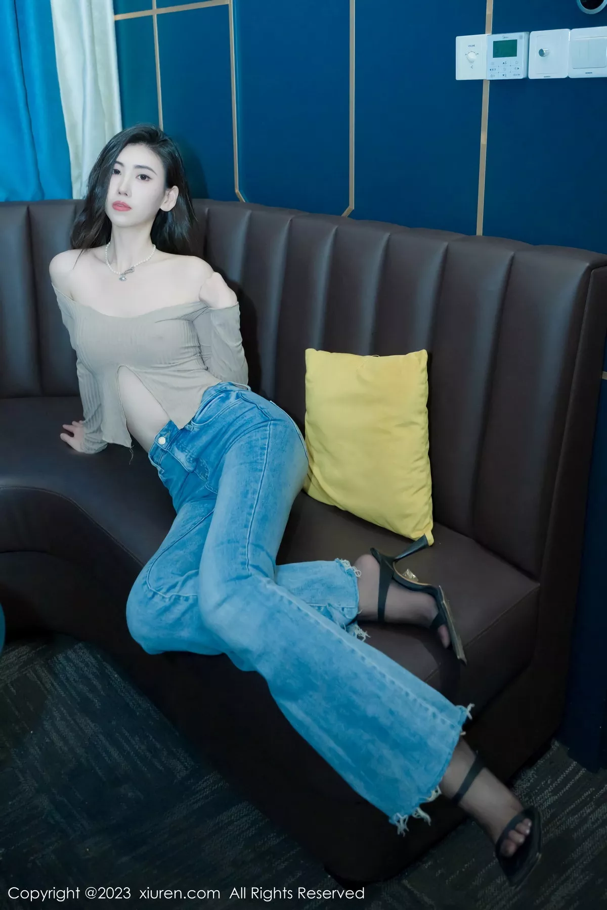 秀人集.com_[XiuRen秀人网]No.7041_模特章芃芃性感杏色上衣配简约牛仔裤秀曼妙身姿完美诱惑写真55P