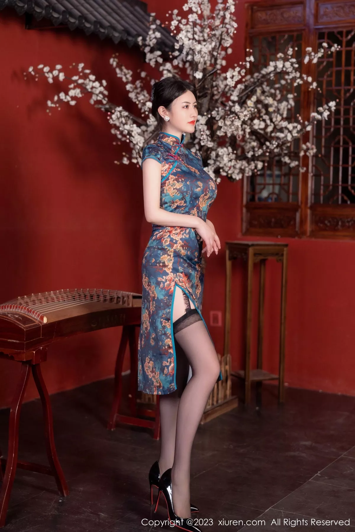 秀人集.com_[XiuRen秀人网]No.7051_模特诗诗kiki脱蓝色图纹旗袍露黑色蕾丝内衣配黑丝吊袜诱惑写真82P