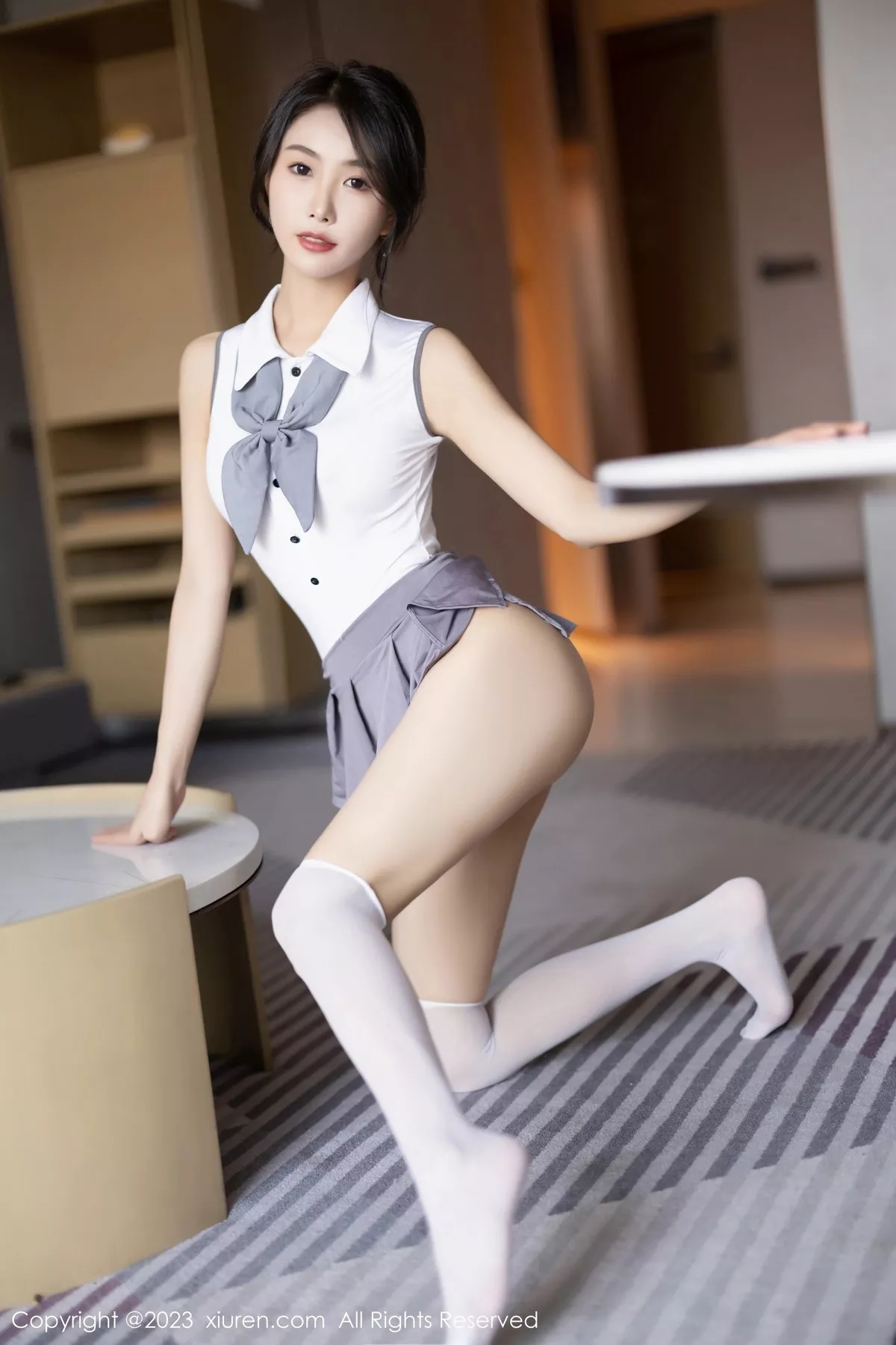 秀人集.com_[XiuRen秀人网]No.7053_模特苏苏阿淡蓝连衣短裙配超薄肉丝+白色高开叉服迷人诱惑写真87P