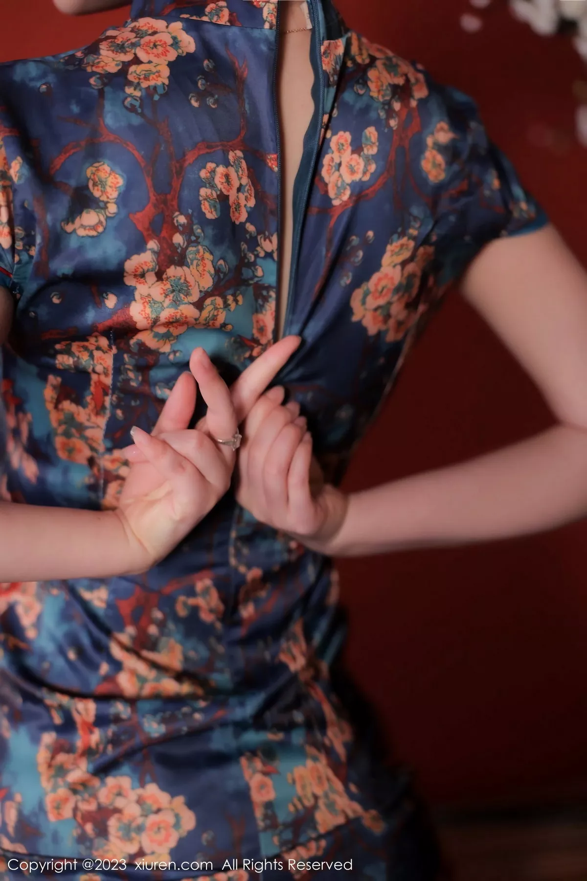 秀人集.com_[XiuRen秀人网]No.7051_模特诗诗kiki脱蓝色图纹旗袍露黑色蕾丝内衣配黑丝吊袜诱惑写真82P