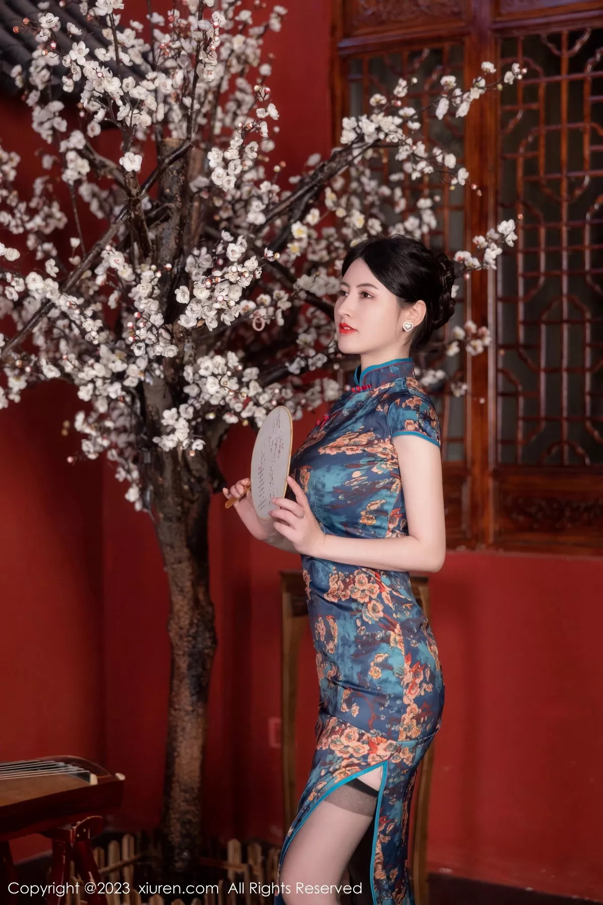 秀人集.com_[XiuRen秀人网]No.7051_模特诗诗kiki脱蓝色图纹旗袍露黑色蕾丝内衣配黑丝吊袜诱惑写真82P