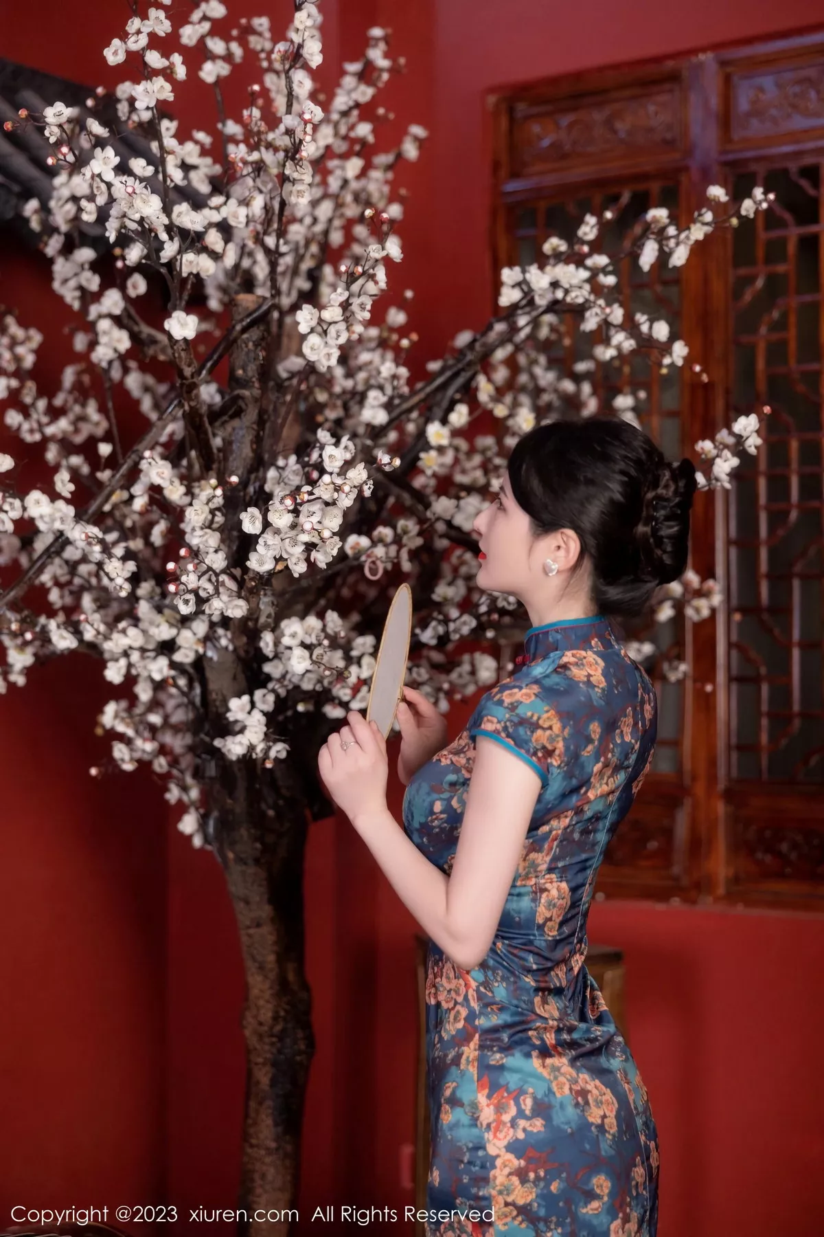 秀人集.com_[XiuRen秀人网]No.7051_模特诗诗kiki脱蓝色图纹旗袍露黑色蕾丝内衣配黑丝吊袜诱惑写真82P