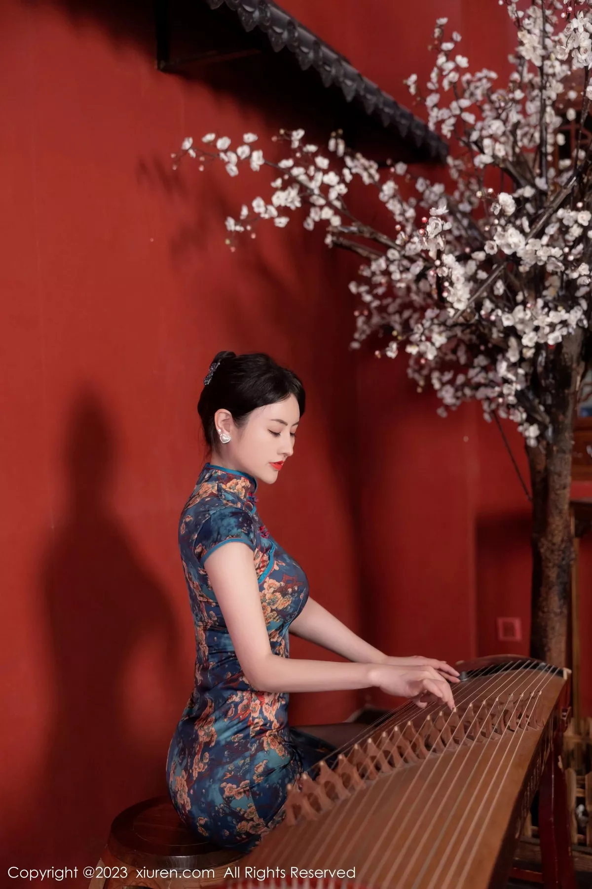 秀人集.com_[XiuRen秀人网]No.7051_模特诗诗kiki脱蓝色图纹旗袍露黑色蕾丝内衣配黑丝吊袜诱惑写真82P