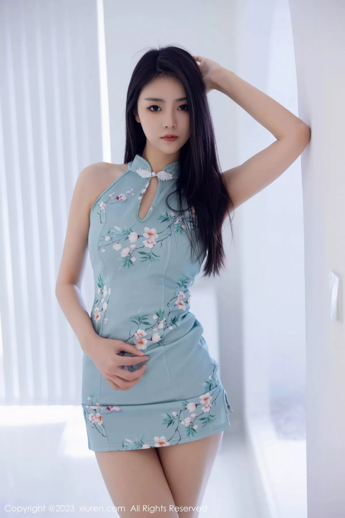 秀人集.com_[XiuRen秀人网]No.7067_模特可乐Vicky性感淡蓝色短款旗袍配超薄肉丝秀翘臀诱惑写真103P