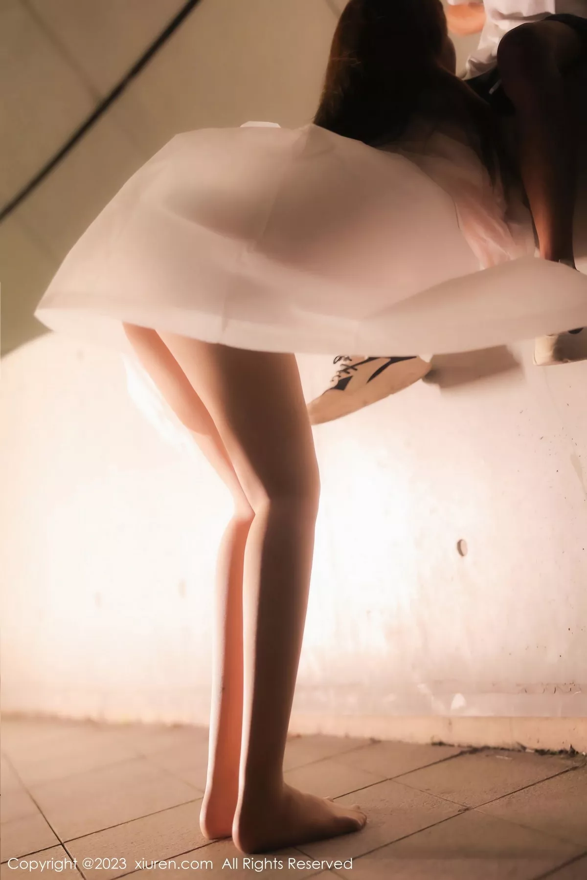 秀人集.com_[XiuRen秀人网]No.7072_模特江真真户外绿灰卫衣+性感蓝色蕾丝内衣秀完美身材诱惑写真80P