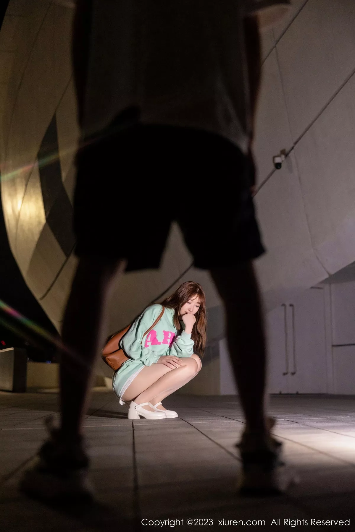 秀人集.com_[XiuRen秀人网]No.7072_模特江真真户外绿灰卫衣+性感蓝色蕾丝内衣秀完美身材诱惑写真80P