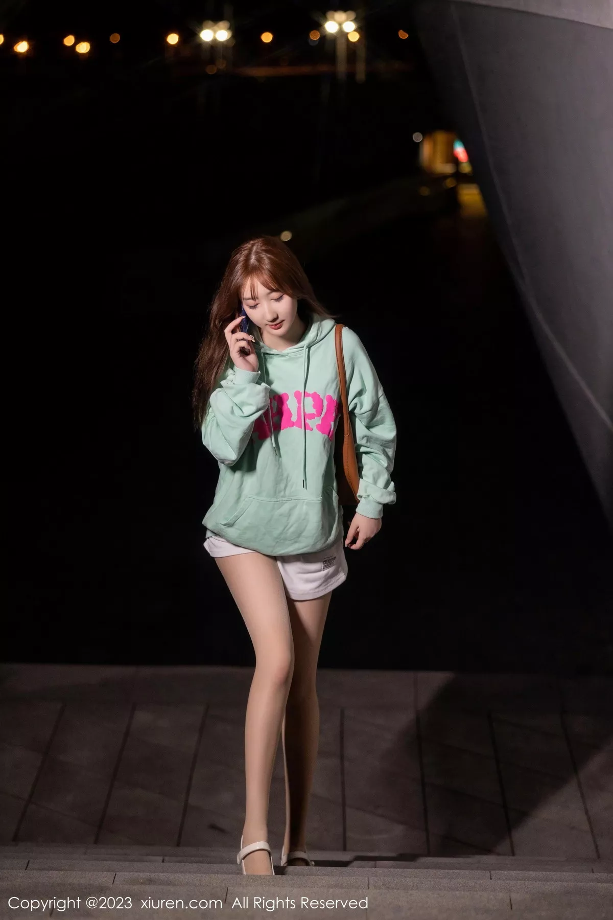 秀人集.com_[XiuRen秀人网]No.7072_模特江真真户外绿灰卫衣+性感蓝色蕾丝内衣秀完美身材诱惑写真80P