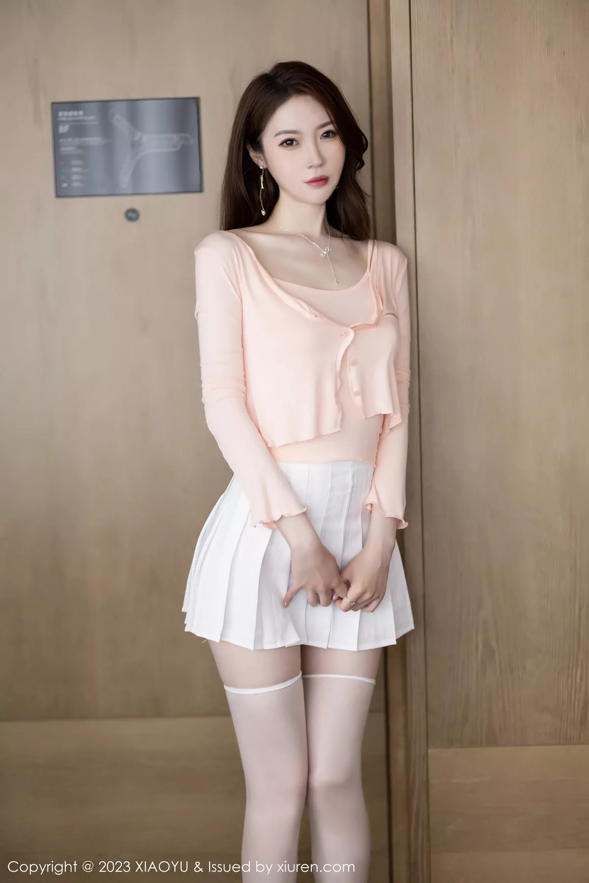 秀人集.com_[XiaoYu画语界]Vol.1069_模特梦心玥粉色上衣配白短裙露白丝袜秀高挑曼妙身姿诱惑写真85P