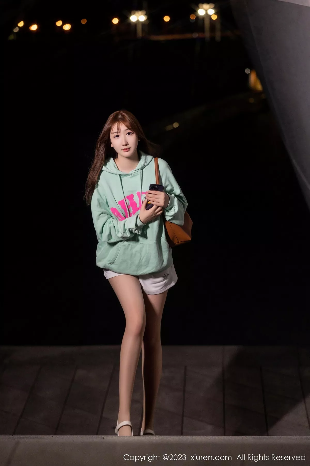 秀人集.com_[XiuRen秀人网]No.7072_模特江真真户外绿灰卫衣+性感蓝色蕾丝内衣秀完美身材诱惑写真80P