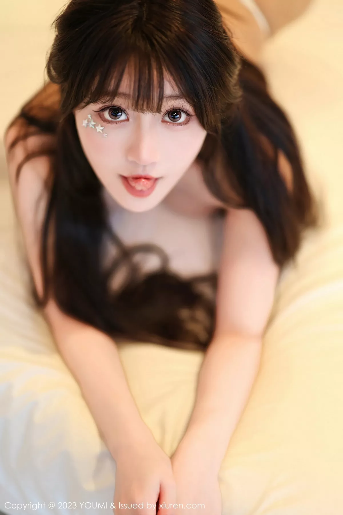 秀人集.com_[YouMi尤蜜荟]Vol.964_女神朱可儿Flora黄灰短款服饰配白丝袜半脱秀丰满身材诱惑写真74P