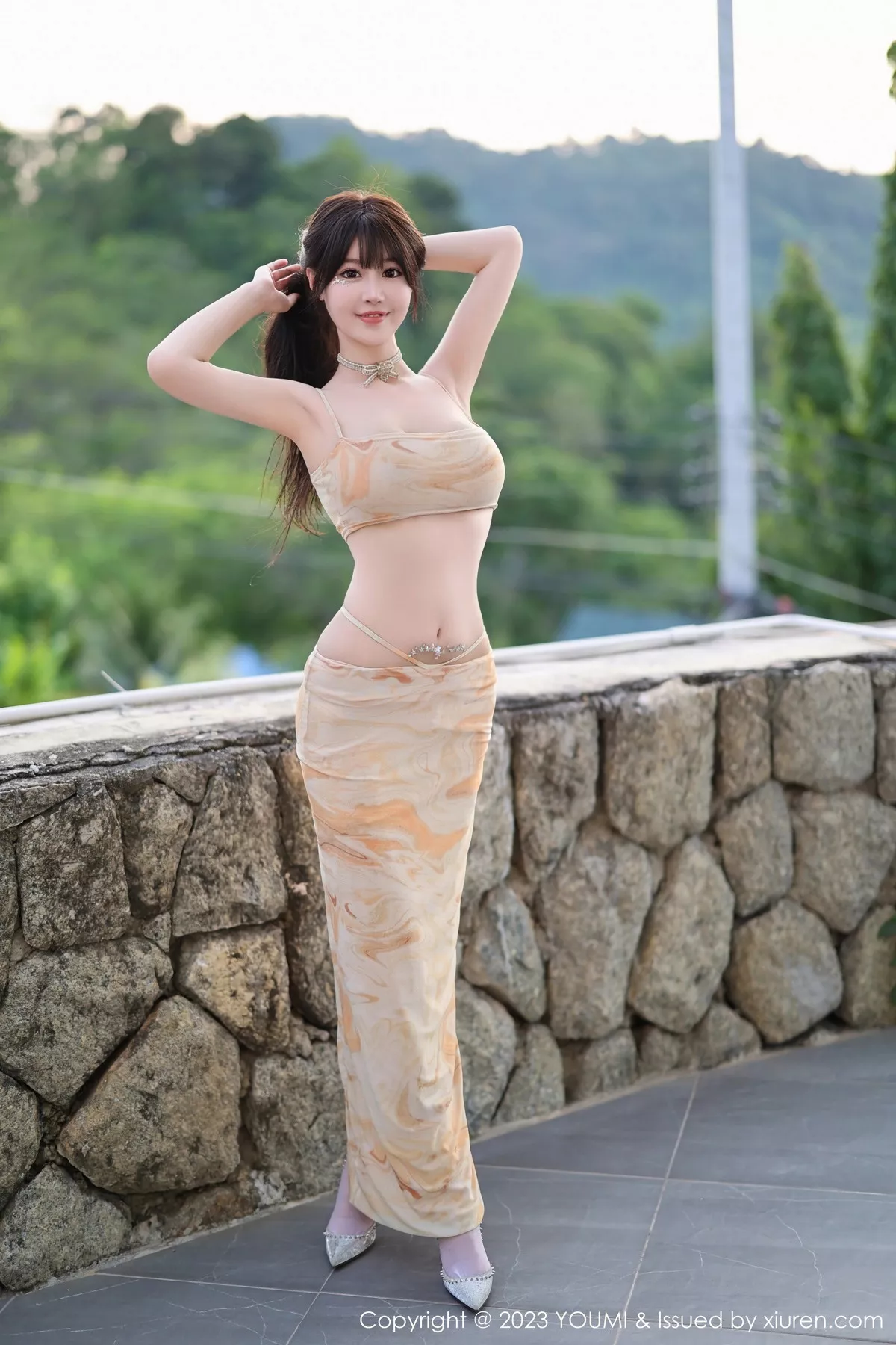 秀人集.com_[YouMi尤蜜荟]Vol.964_女神朱可儿Flora黄灰短款服饰配白丝袜半脱秀丰满身材诱惑写真74P