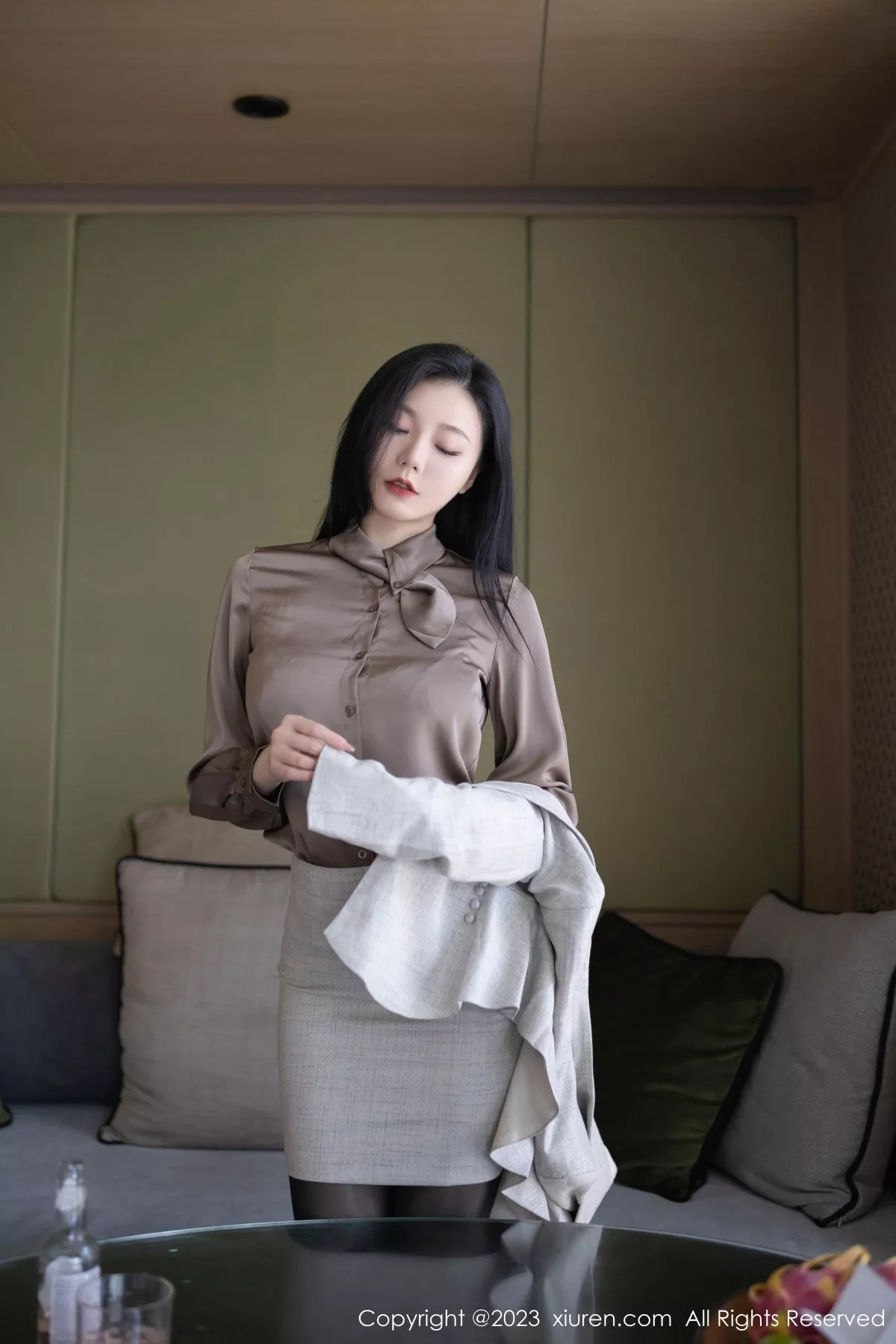 秀人集.com_[XiuRen秀人网]No.6951_模特安然anran灰色职业Ol装露红色蕾丝内衣秀曼妙身姿诱惑写真79P