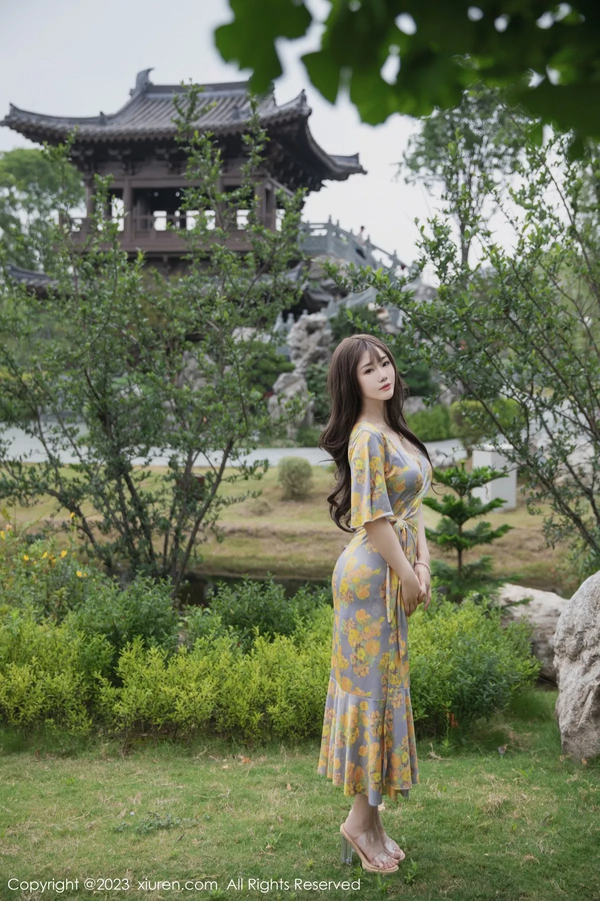 秀人集.com_[XiuRen秀人网]No.6949_模特严利娅Yuliya性感黄灰色睡裙半撩秀翘臀美腿惹火诱惑写真84P