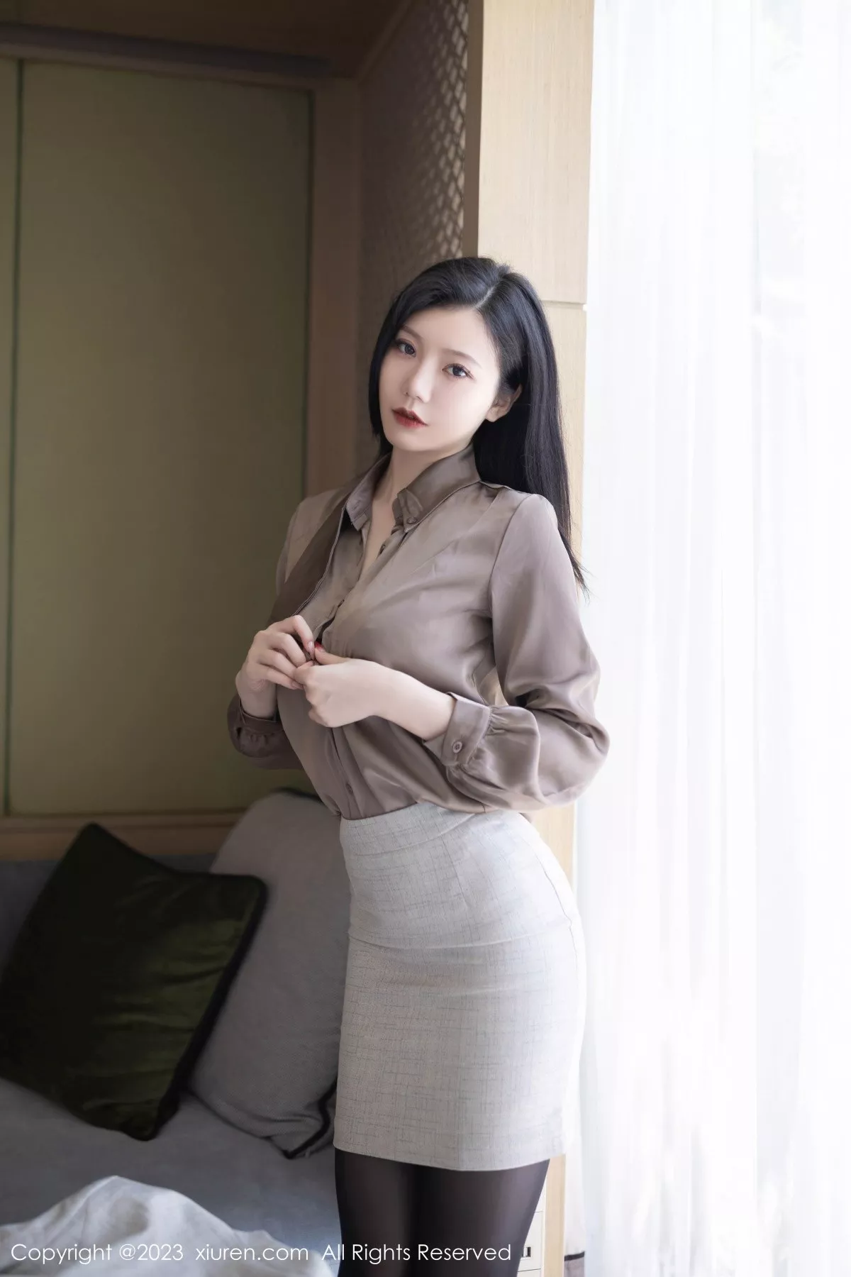 秀人集.com_[XiuRen秀人网]No.6951_模特安然anran灰色职业Ol装露红色蕾丝内衣秀曼妙身姿诱惑写真79P