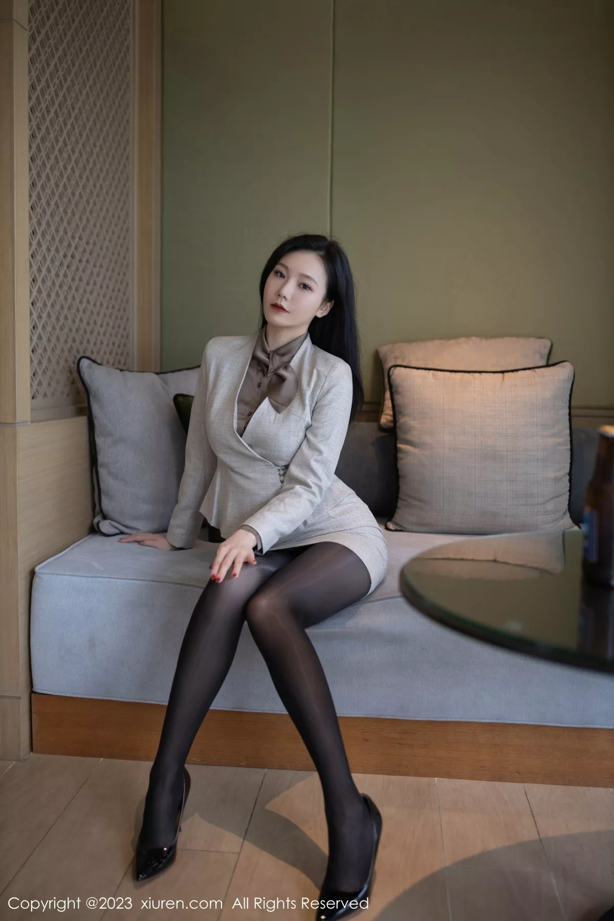 秀人集.com_[XiuRen秀人网]No.6951_模特安然anran灰色职业Ol装露红色蕾丝内衣秀曼妙身姿诱惑写真79P