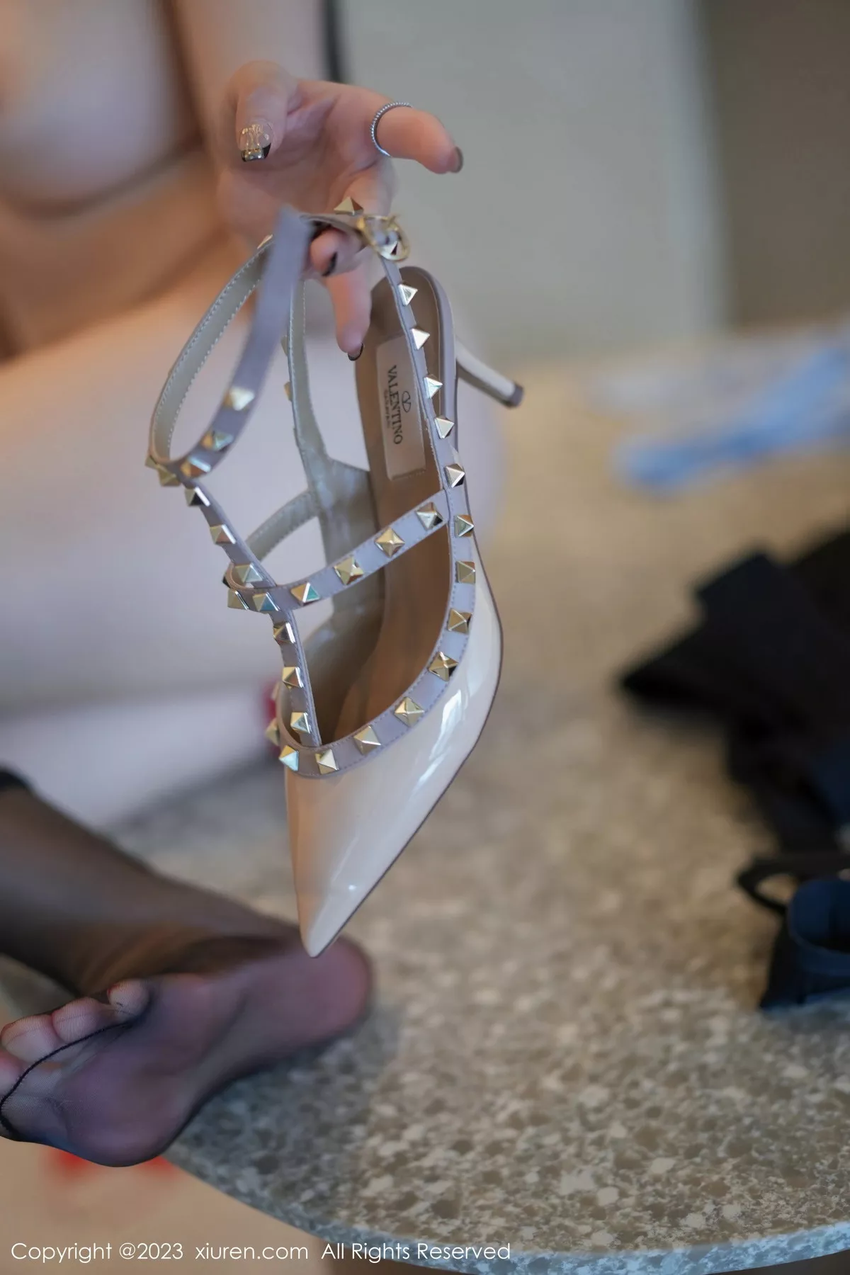 秀人集.com_[XiuRen秀人网]No.7095_女神Carol周妍希蓝衬衫配黑短裙露开档黑丝秀翘臀美腿诱惑写真76P