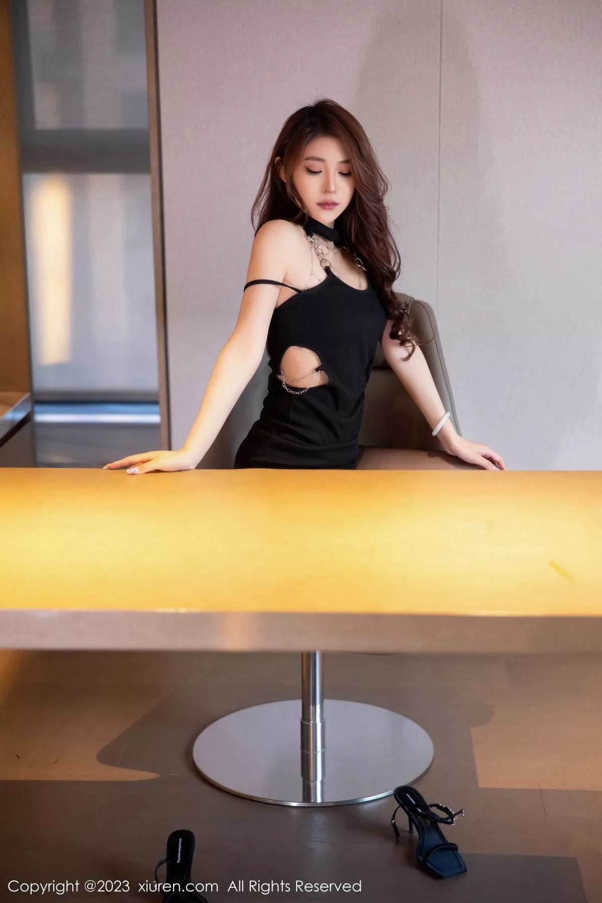 秀人集.com_[XiuRen秀人网]No.6956_模特汐汐baby酒店黑色吊带短裙配超薄黑丝秀凹凸身材诱惑写真87P