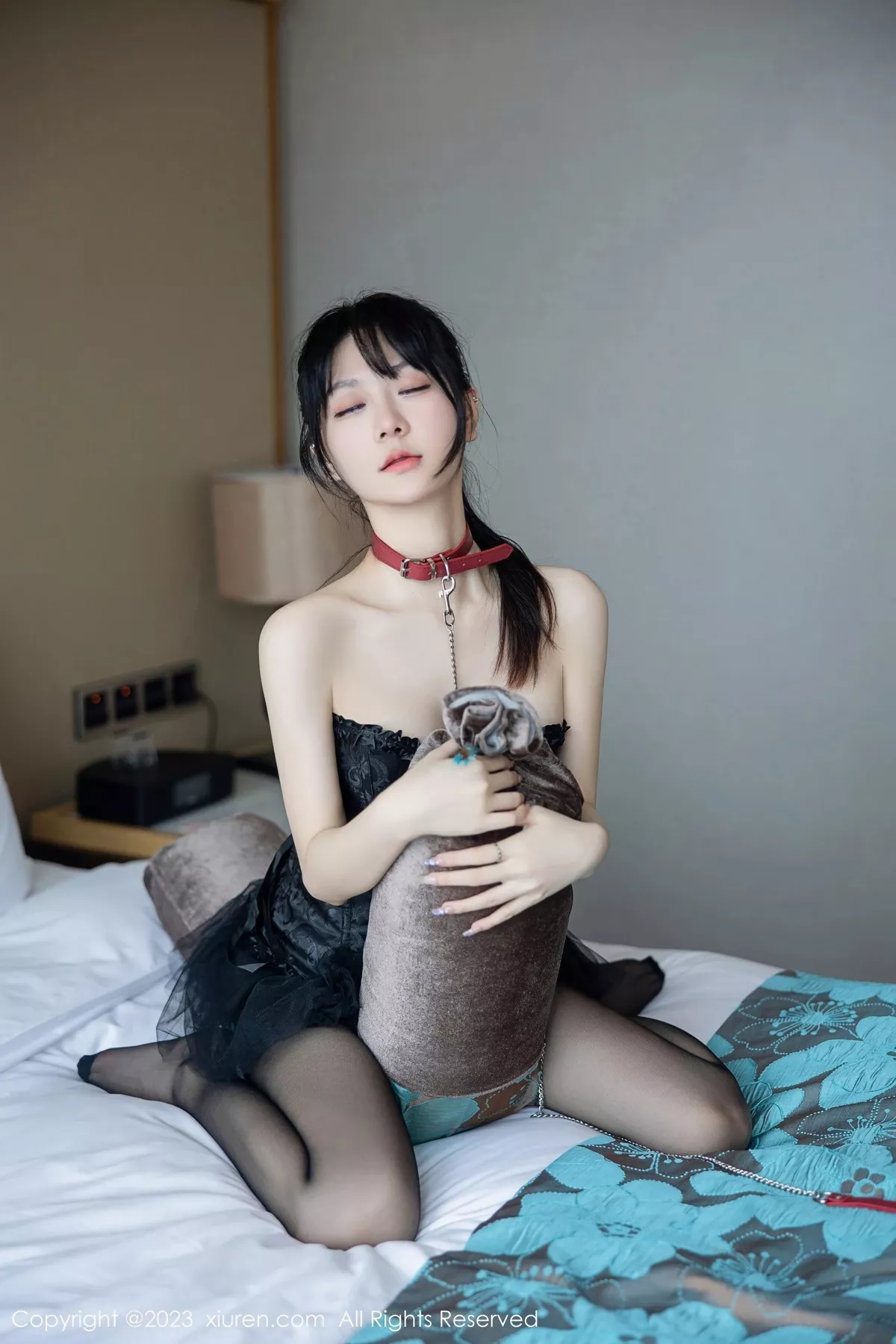 秀人集.com_[XiuRen秀人网]No.6961_模特幼幼性感黑色露肩礼裙配超薄黑丝秀完美身材惹火诱惑写真82P