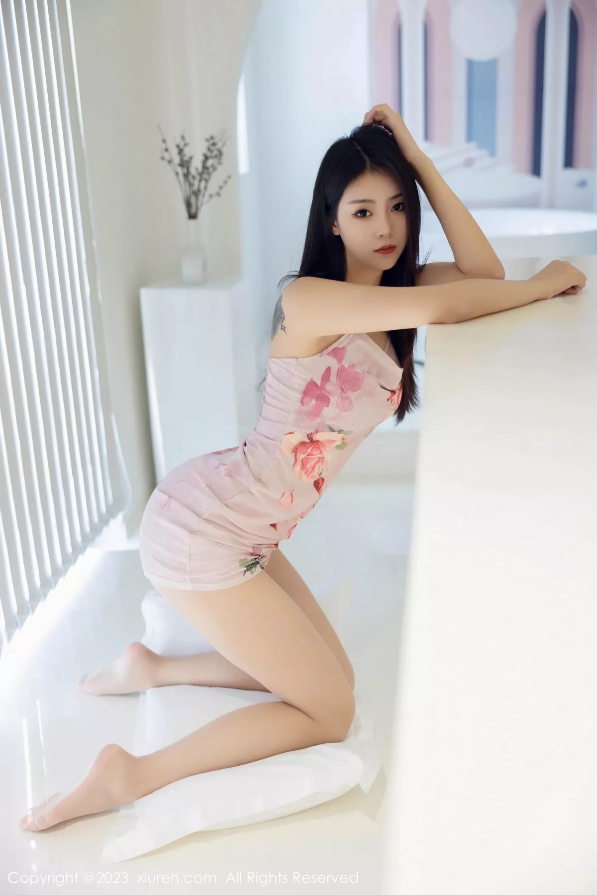 秀人集.com_[XiuRen秀人网]No.7099_模特可乐Vicky性感花色吊带短裙配原色丝袜秀完美身材诱惑写真95P