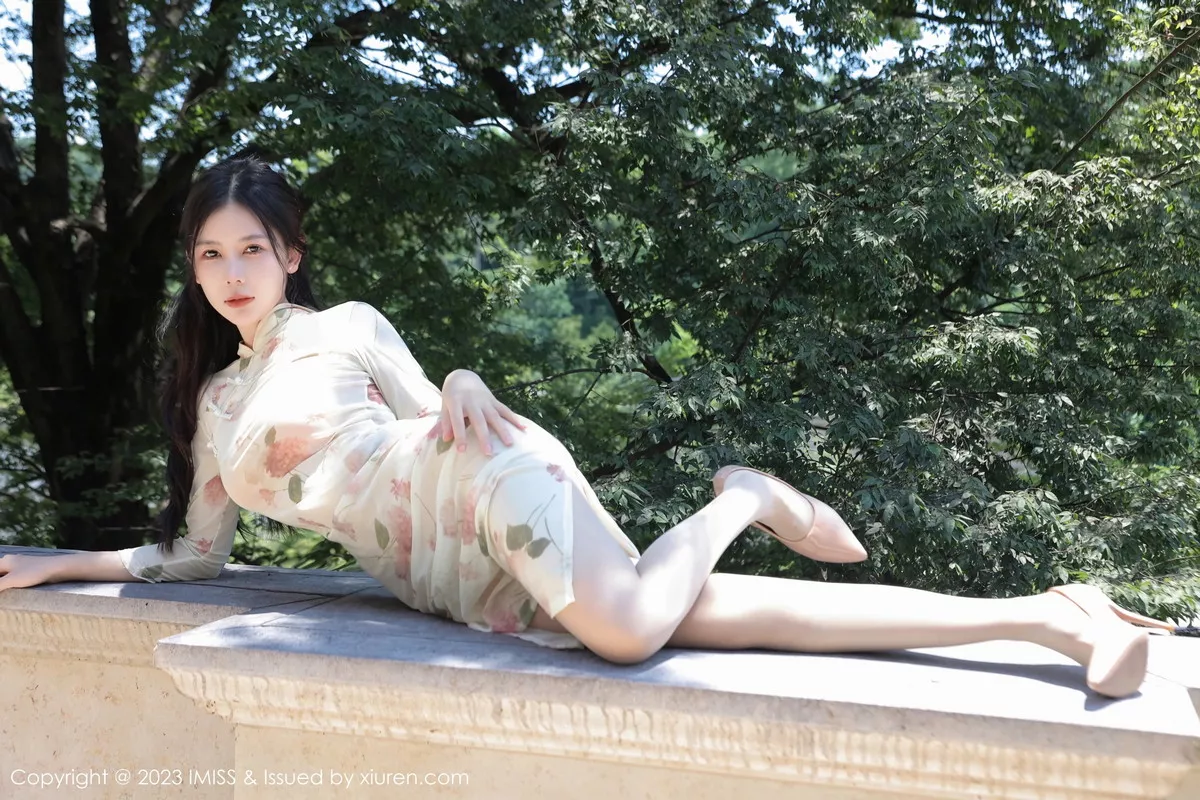 秀人集.com_[XiuRen秀人网]No.7168_模特尹甜甜性感米色旗袍服配超薄无内肉丝秀完美身材诱惑写真46P