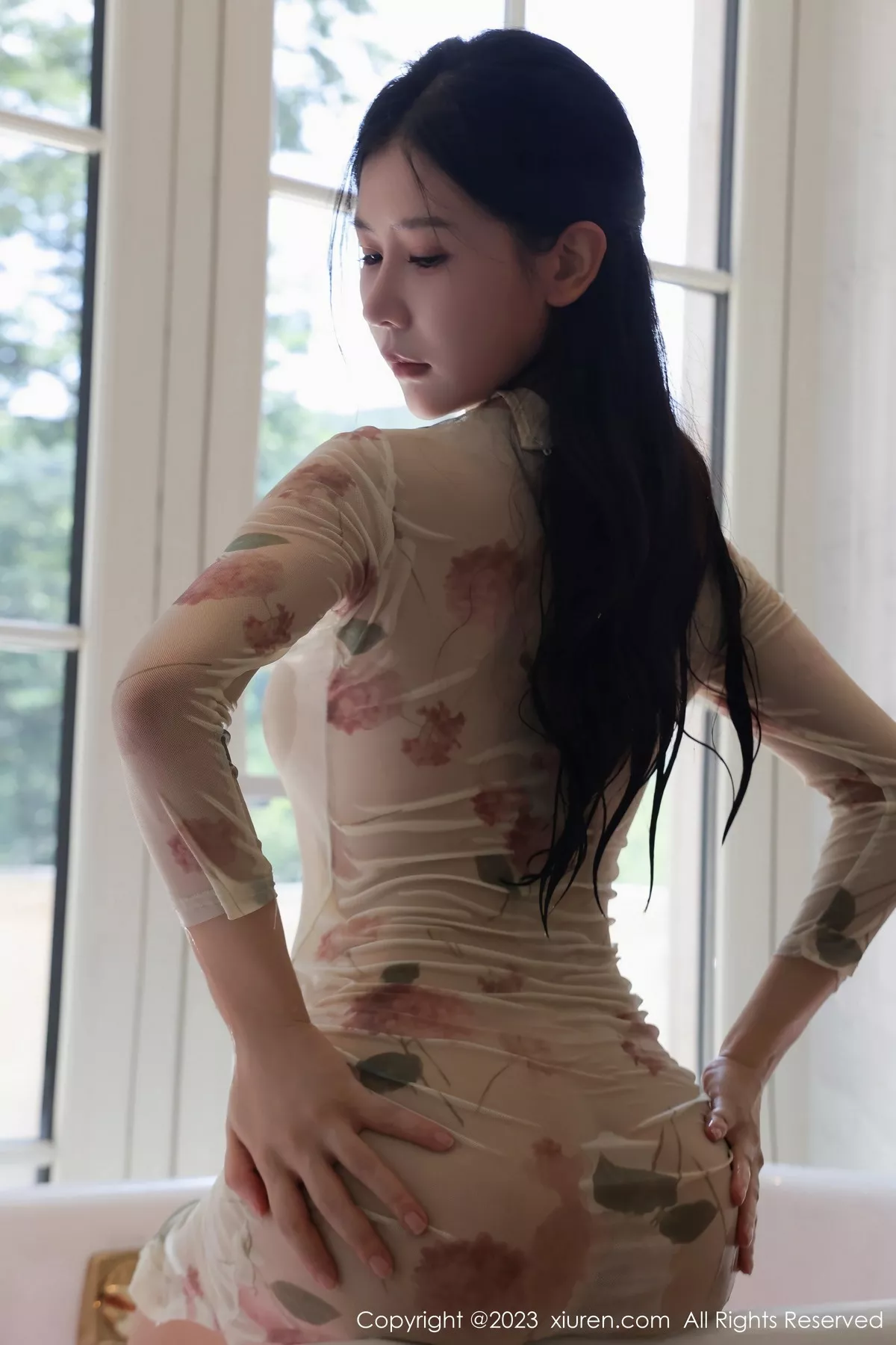 秀人集.com_[XiuRen秀人网]No.7168_模特尹甜甜性感米色旗袍服配超薄无内肉丝秀完美身材诱惑写真46P