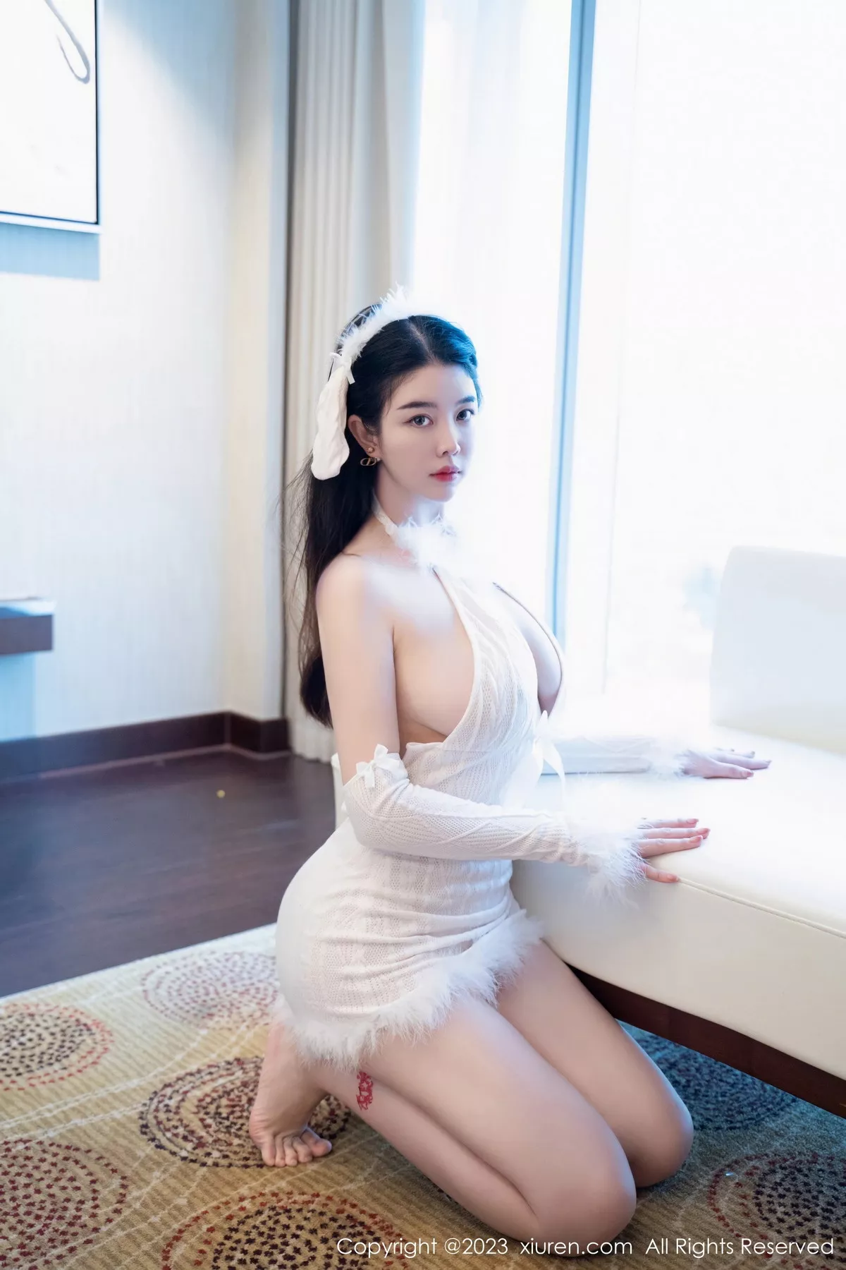 秀人集.com_[XiuRen秀人网]No.7172_模特樱桃小犊子性感白色毛绒露肩服饰秀丰满身材完美诱惑写真55P