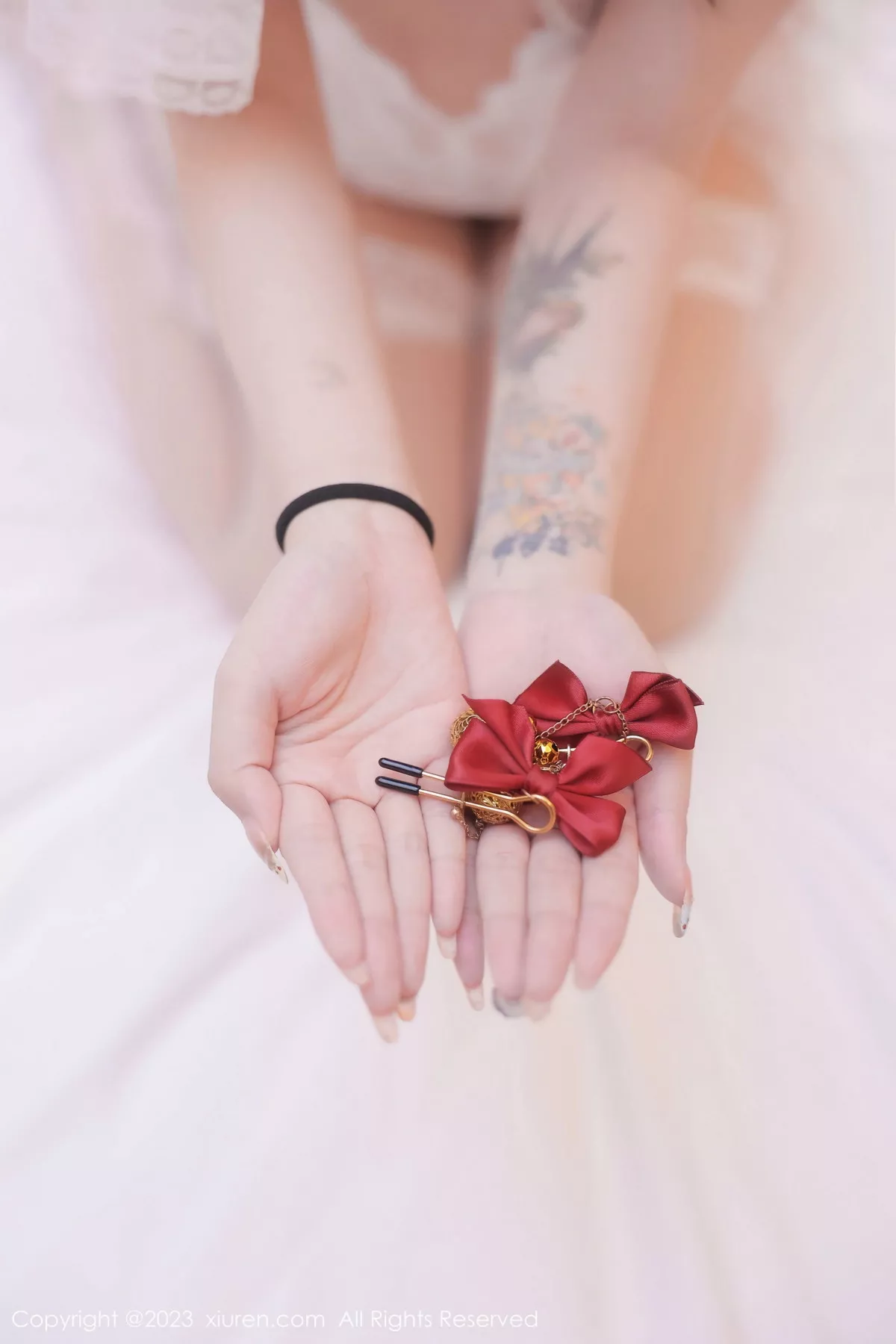 秀人集.com_[XiuRen秀人网]No.7180_模特江真真性感白色情趣婚纱服饰配白丝袜秀惹火身材诱惑写真78P