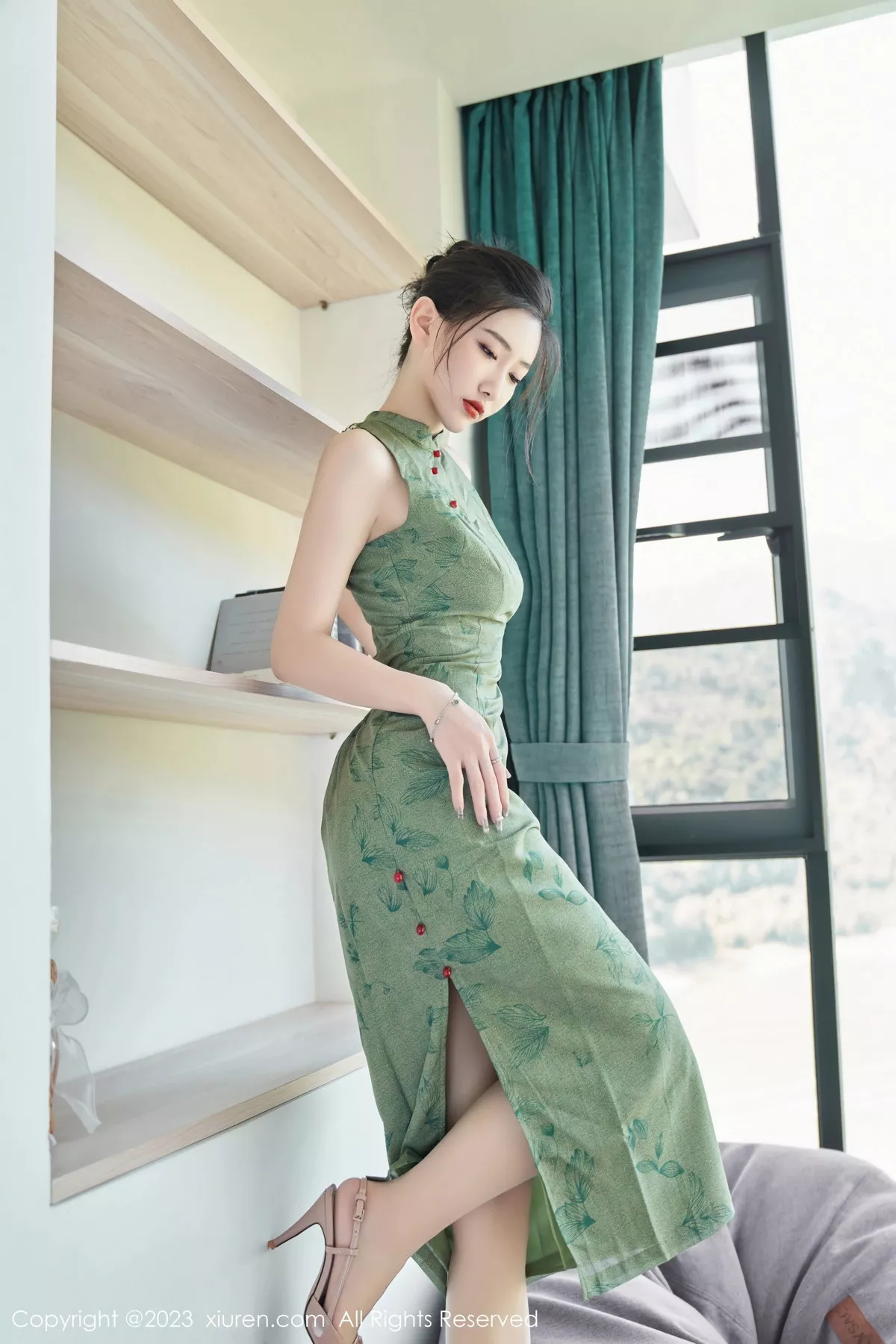 秀人集.com_[XiuRen秀人网]No.7181_模特沈青黛私房性感翠绿旗袍服饰半脱秀曼妙身姿撩人诱惑写真98P