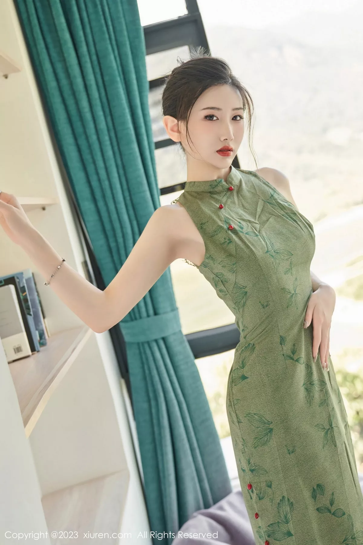 秀人集.com_[XiuRen秀人网]No.7181_模特沈青黛私房性感翠绿旗袍服饰半脱秀曼妙身姿撩人诱惑写真98P