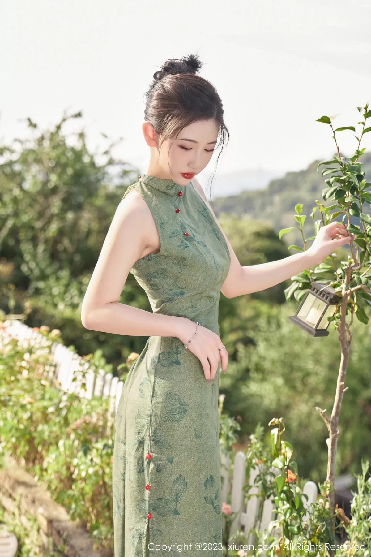 秀人集.com_[XiuRen秀人网]No.7181_模特沈青黛私房性感翠绿旗袍服饰半脱秀曼妙身姿撩人诱惑写真98P