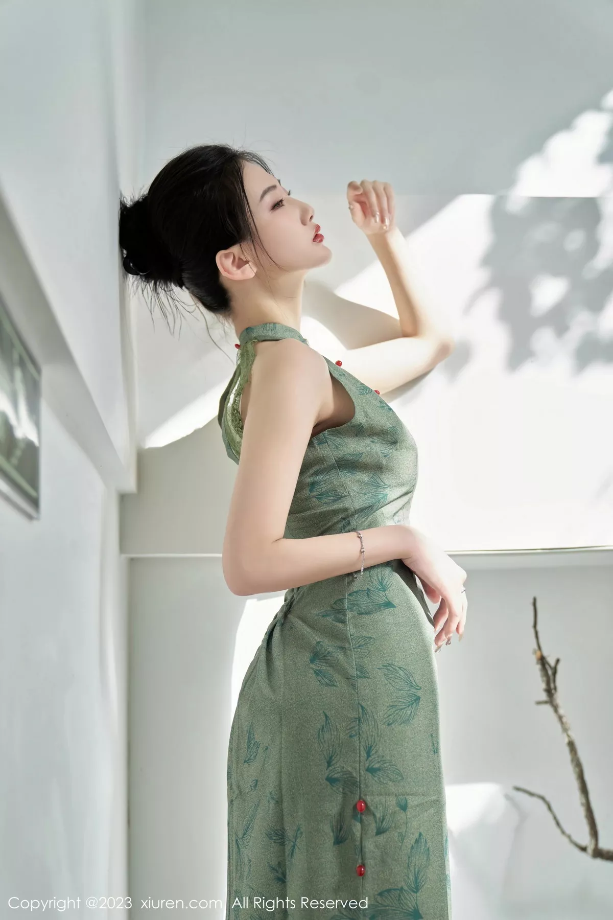 秀人集.com_[XiuRen秀人网]No.7181_模特沈青黛私房性感翠绿旗袍服饰半脱秀曼妙身姿撩人诱惑写真98P