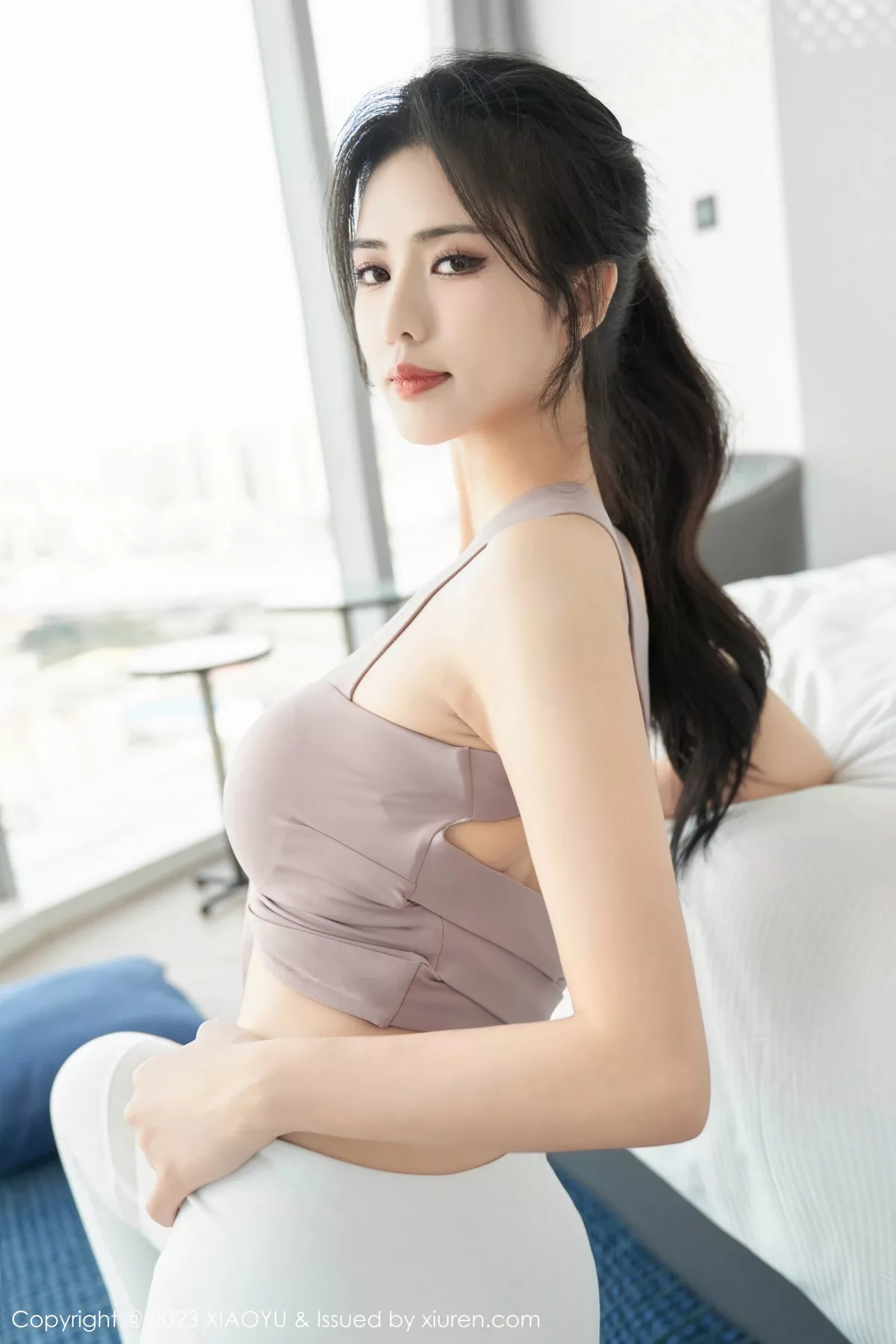 秀人集.com_[XiuRen秀人网]No.7213_模特浅浅Danny粉灰色上衣配简约白色长裤秀曼妙身姿诱惑写真82P